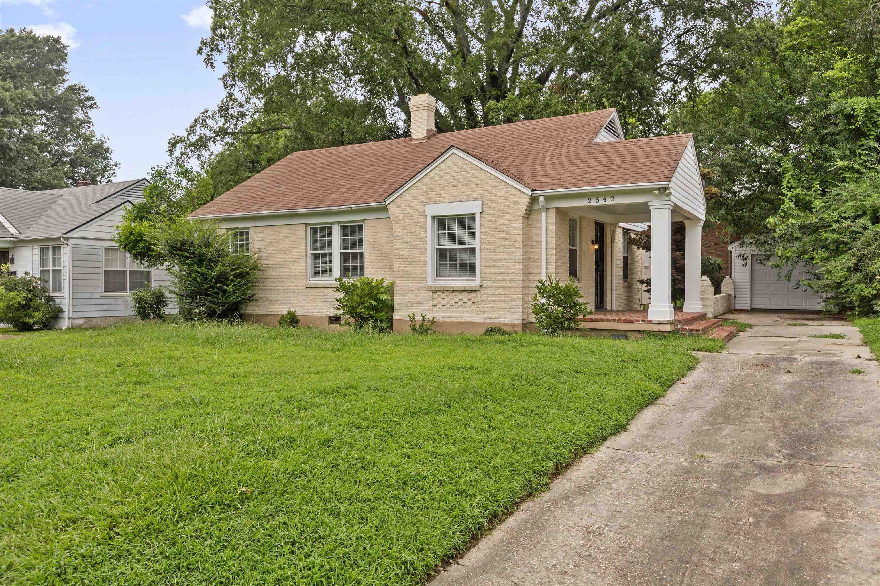 2542 N Edwin Cir Property Photo 3