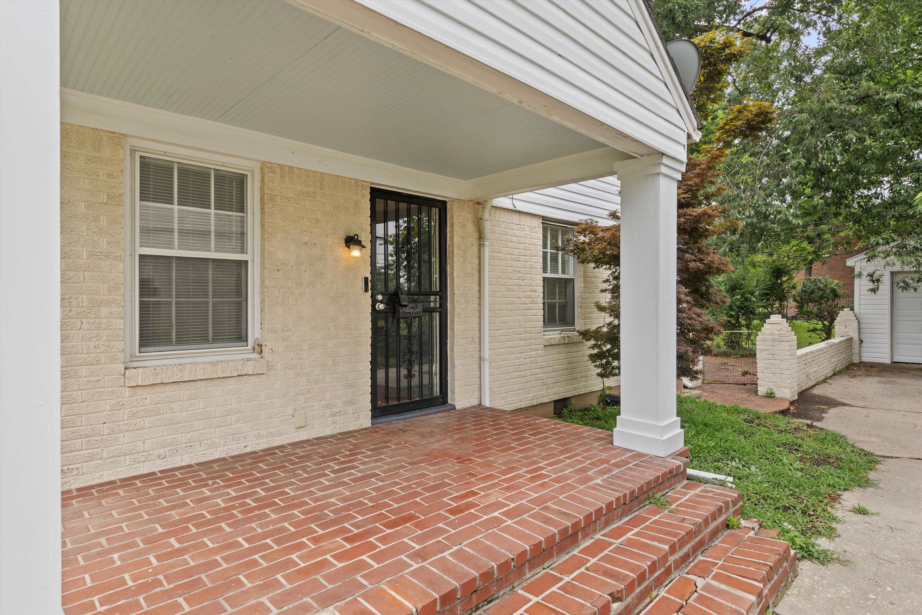 2542 N Edwin Cir Property Photo 4