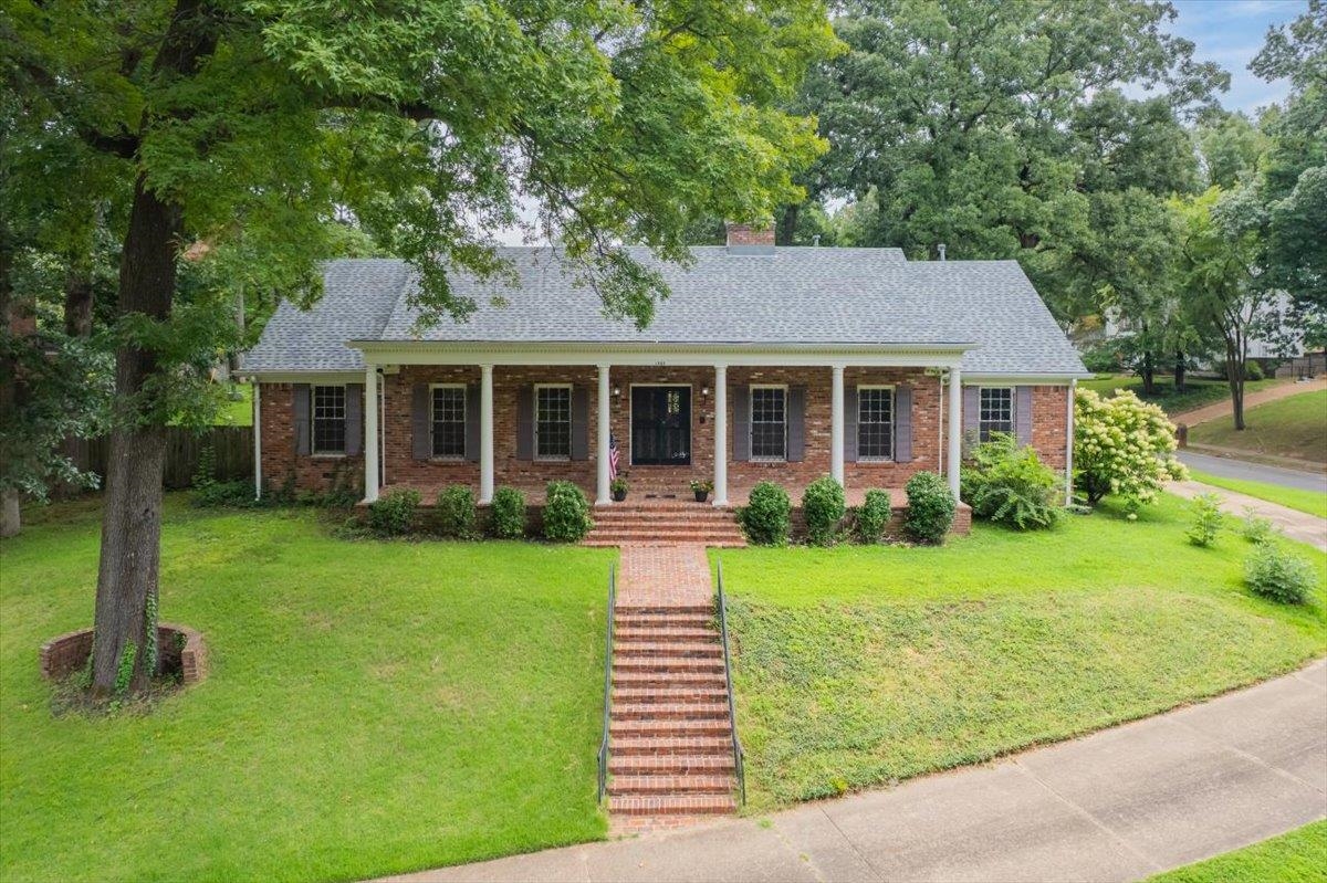 1464 Yorkshire Dr Property Photo 1