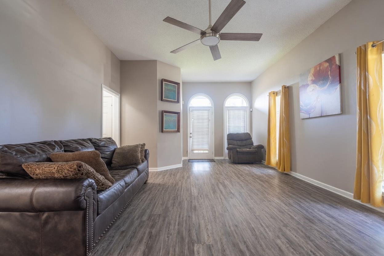 10241 Cottage Oaks Cv Property Photo 2