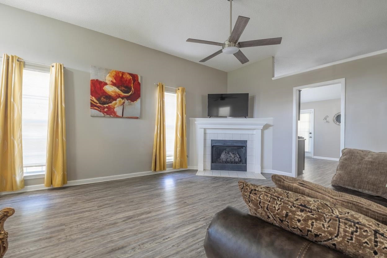 10241 Cottage Oaks Cv Property Photo 3