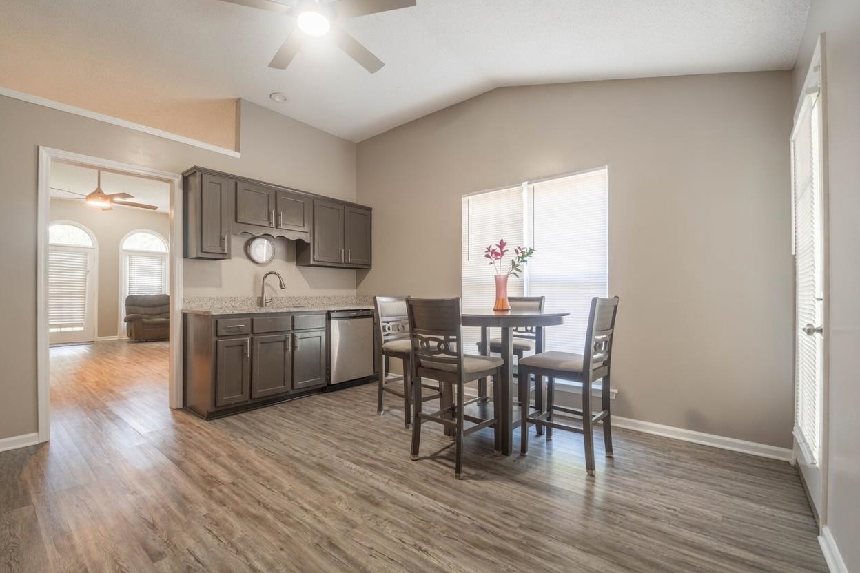 10241 Cottage Oaks Cv Property Photo 5