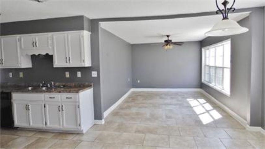 2868 N Hampton Court Rd Property Photo 2