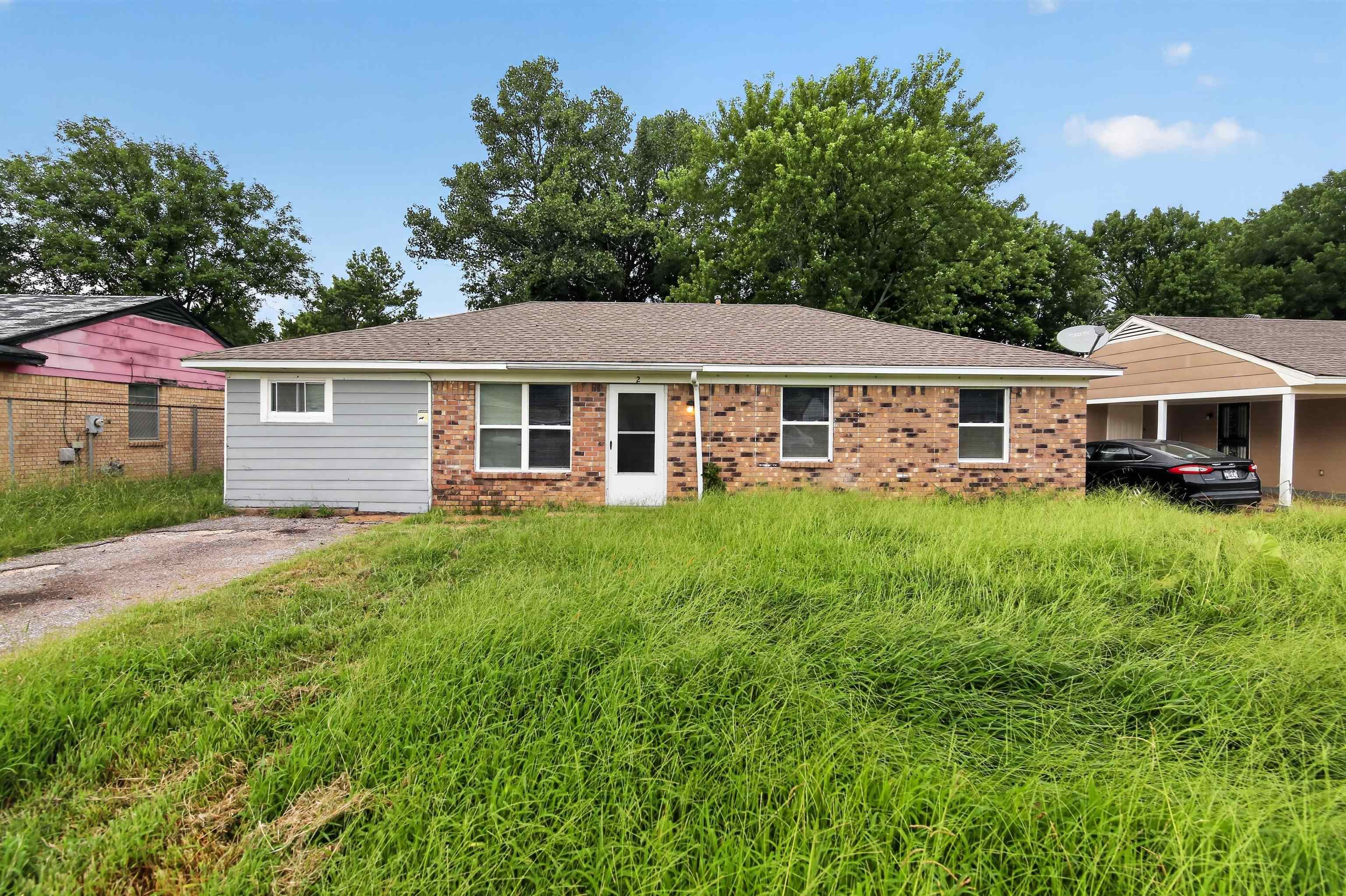 2 E Paxton Ln Property Photo 2