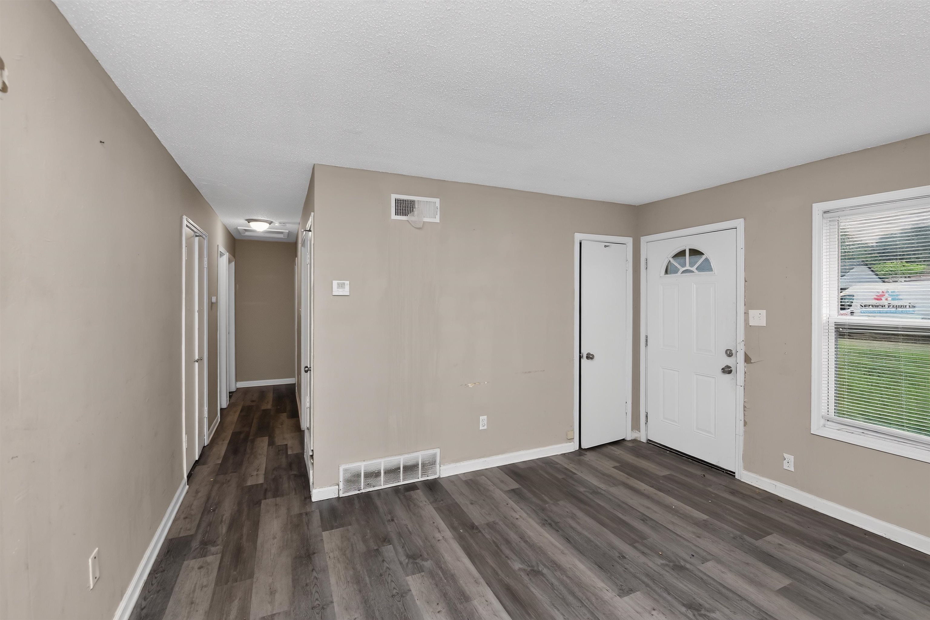 2 E Paxton Ln Property Photo 3