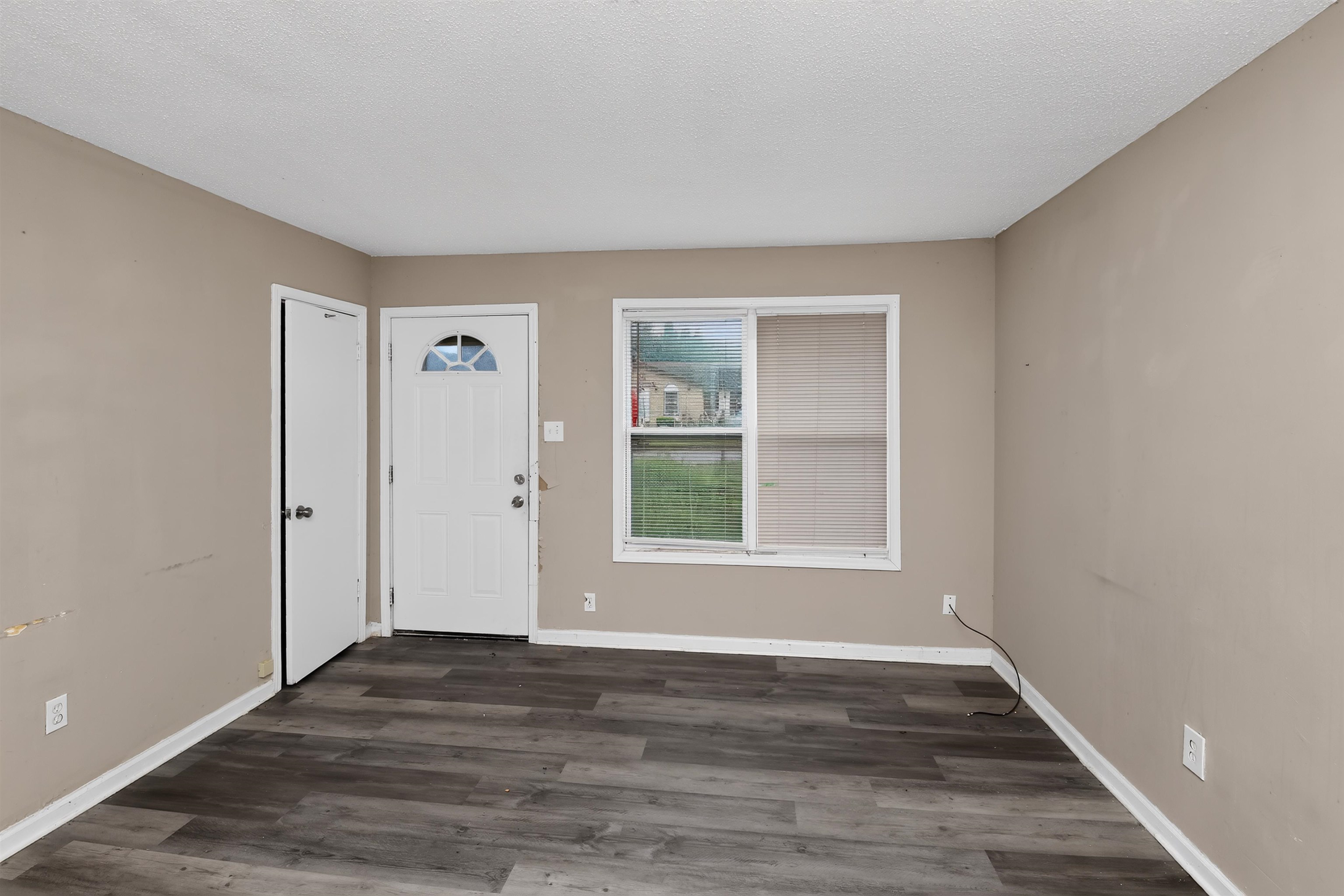 2 E Paxton Ln Property Photo 4