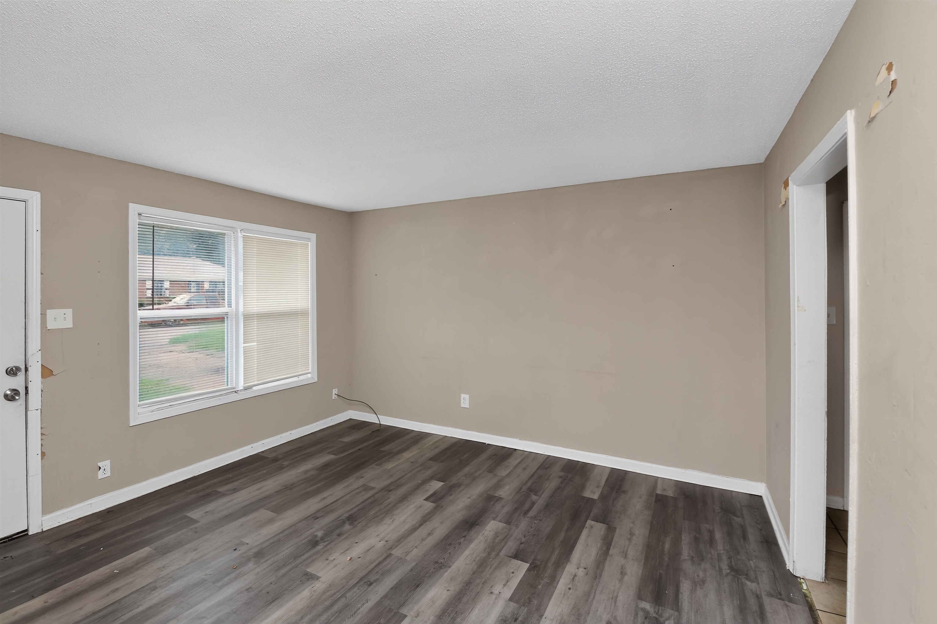 2 E Paxton Ln Property Photo 5