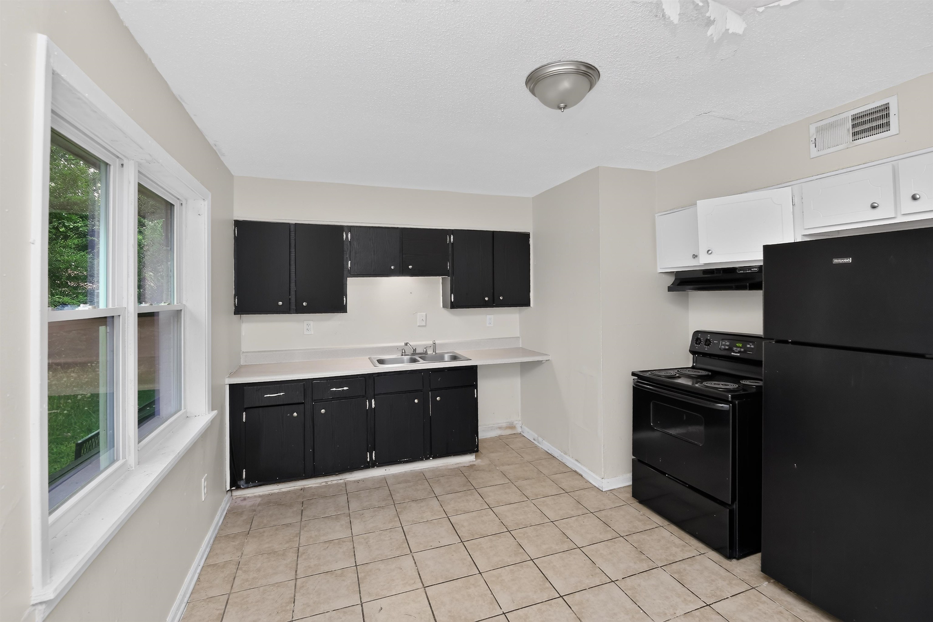 2 E Paxton Ln Property Photo 6