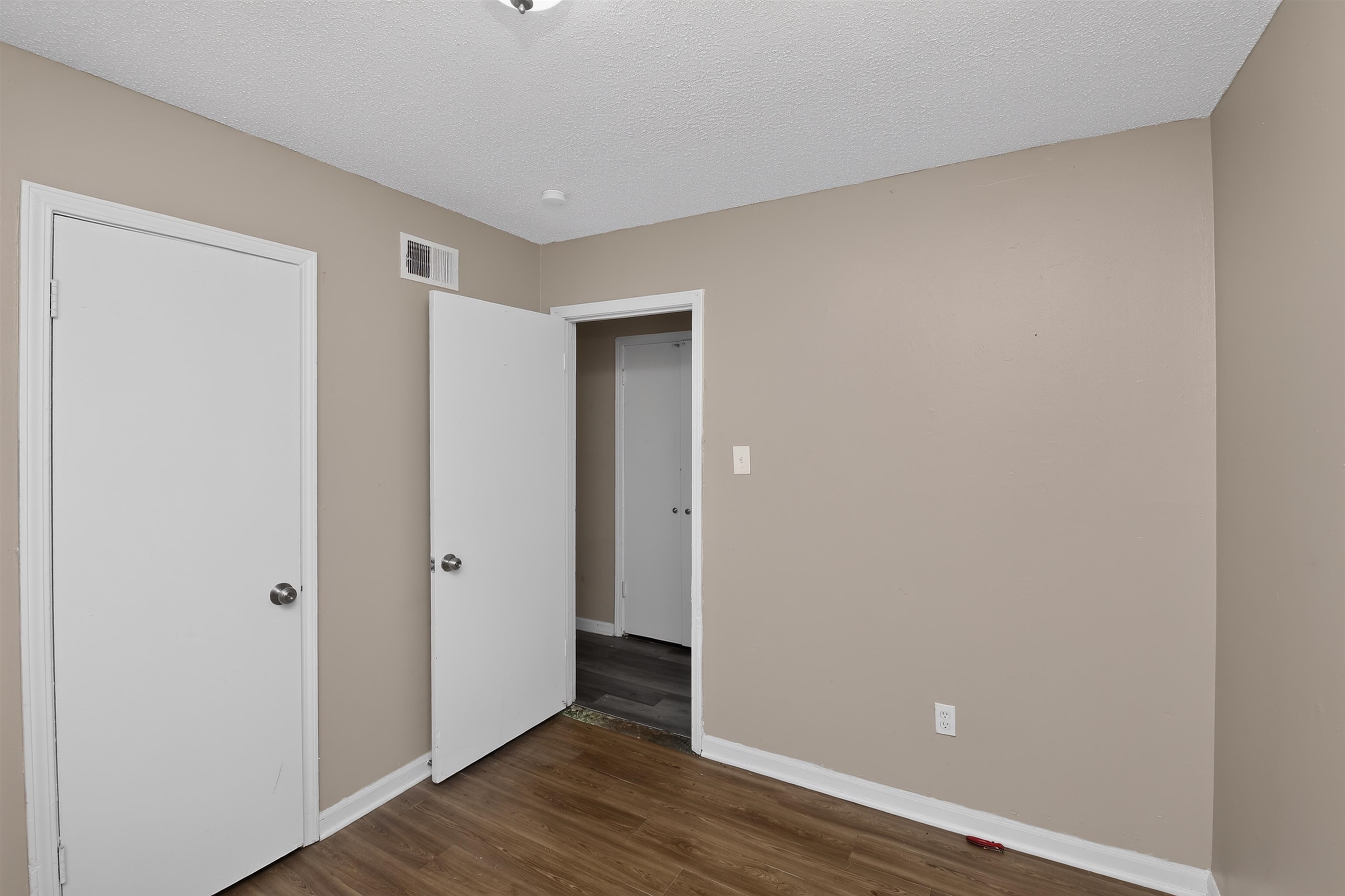 2 E Paxton Ln Property Photo 8