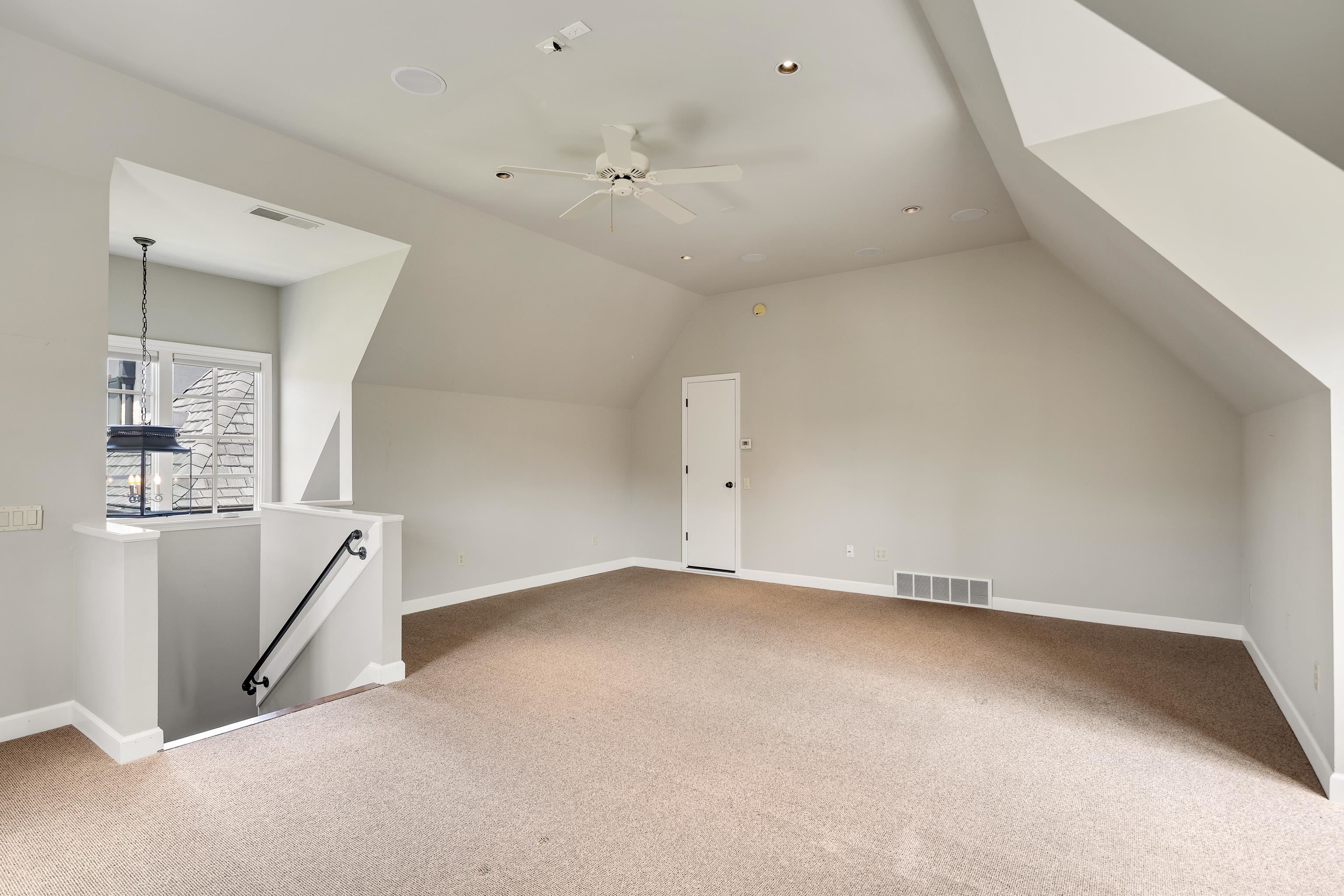 1910 Chatsworth Dr Property Photo 27