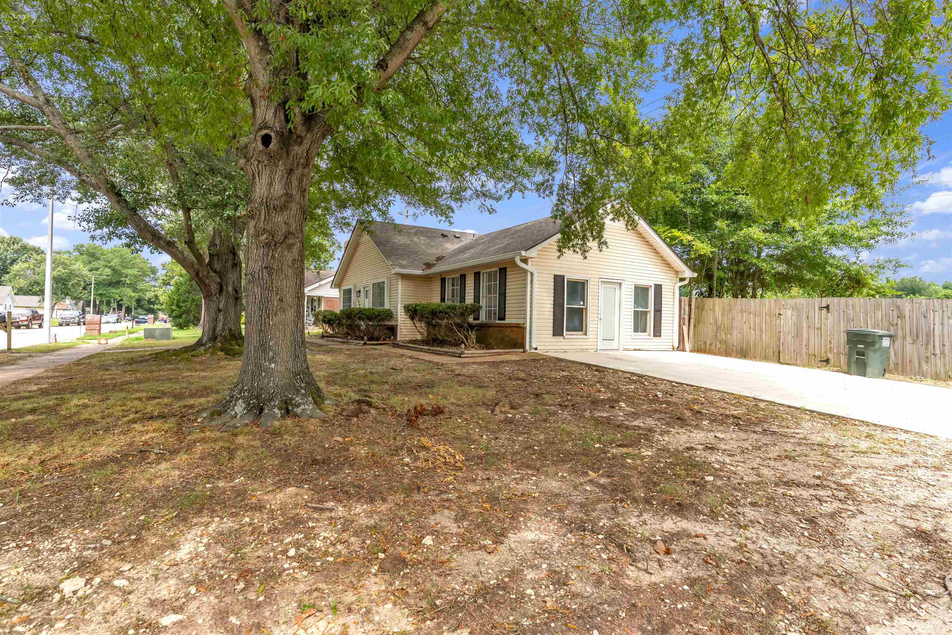 7078 Tulip Trail Dr Property Photo 3