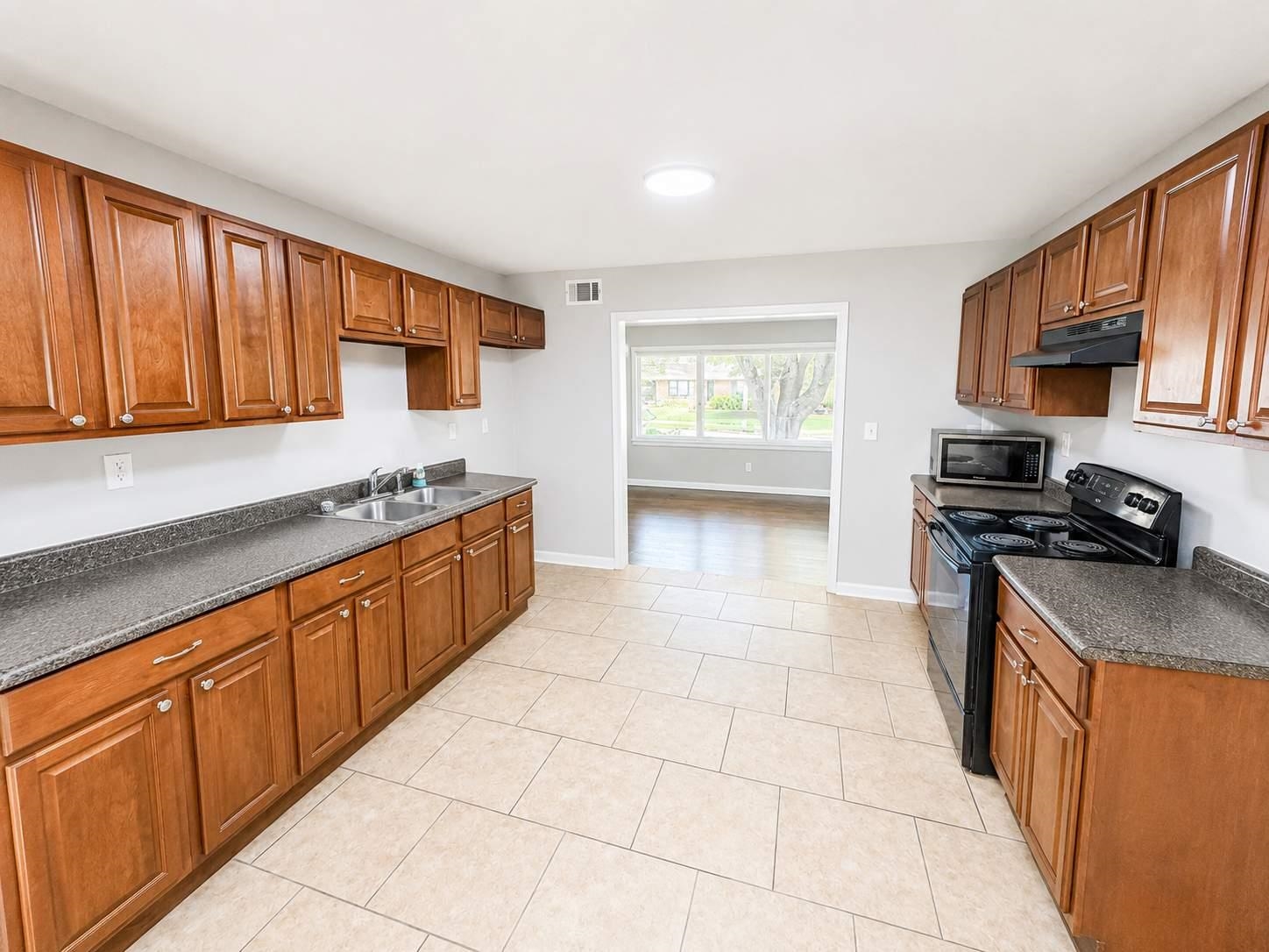 3587 Hallbrook St Property Photo 6