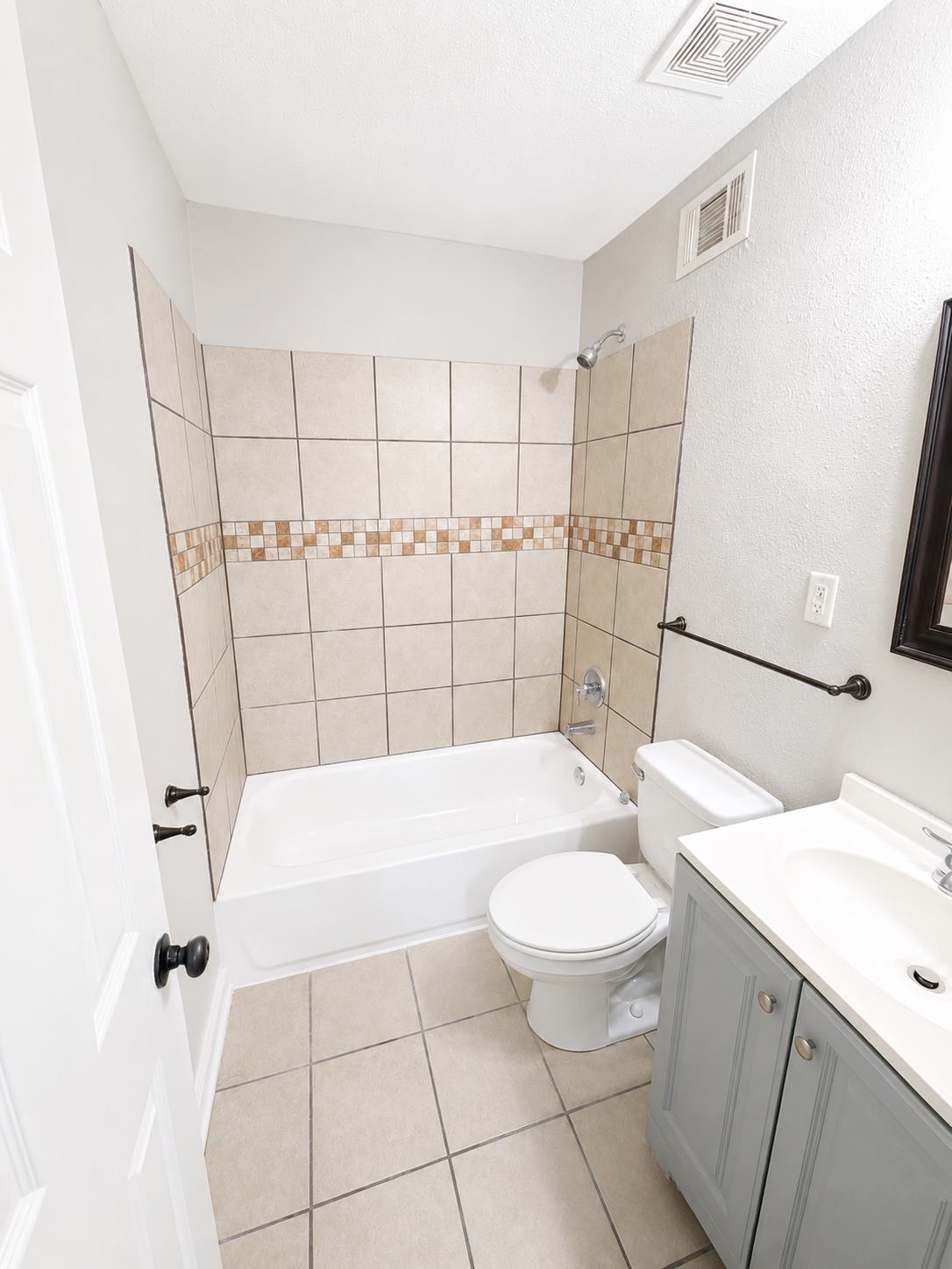 3587 Hallbrook St Property Photo 17