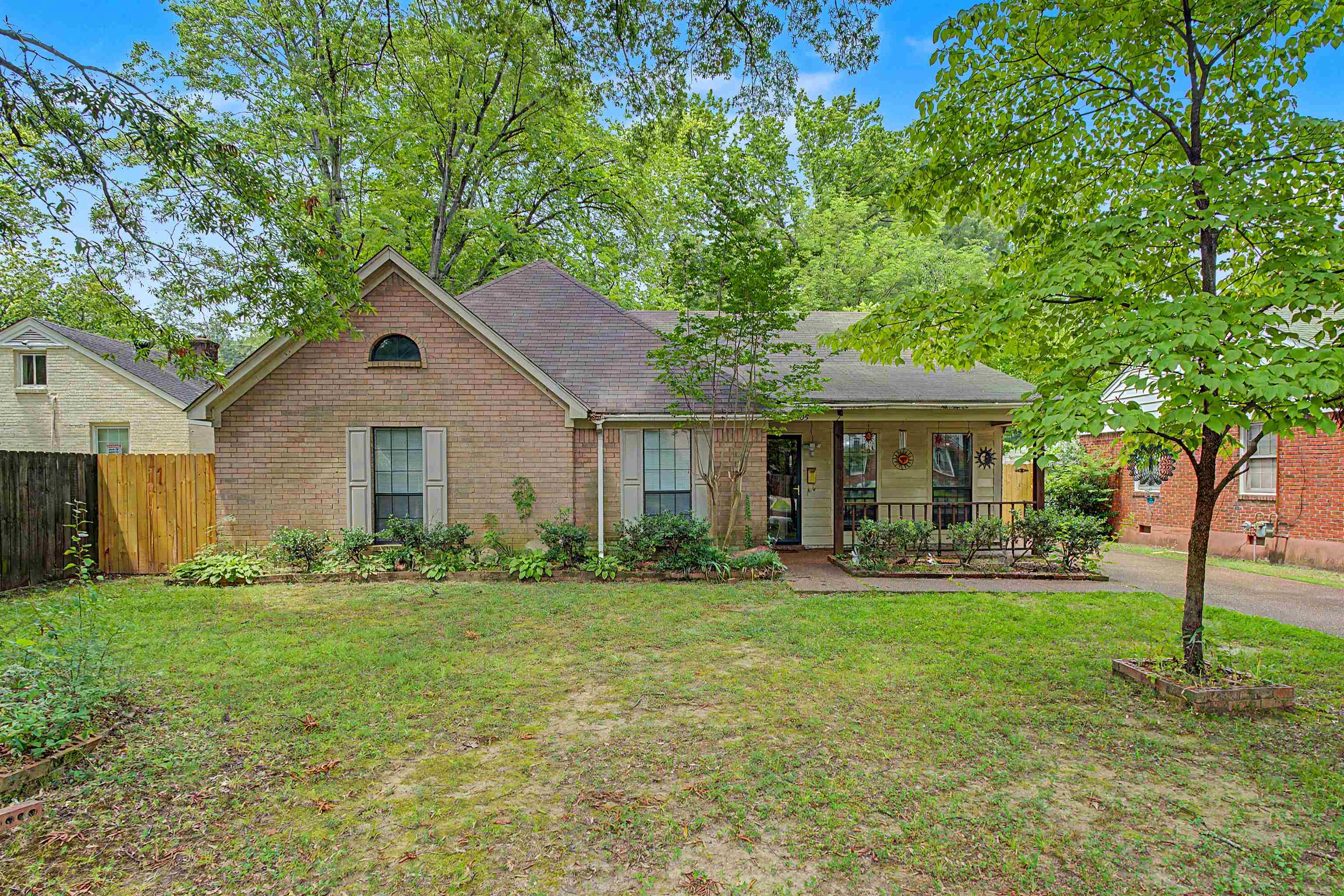 505 VAUGHN RD Property Photo 1