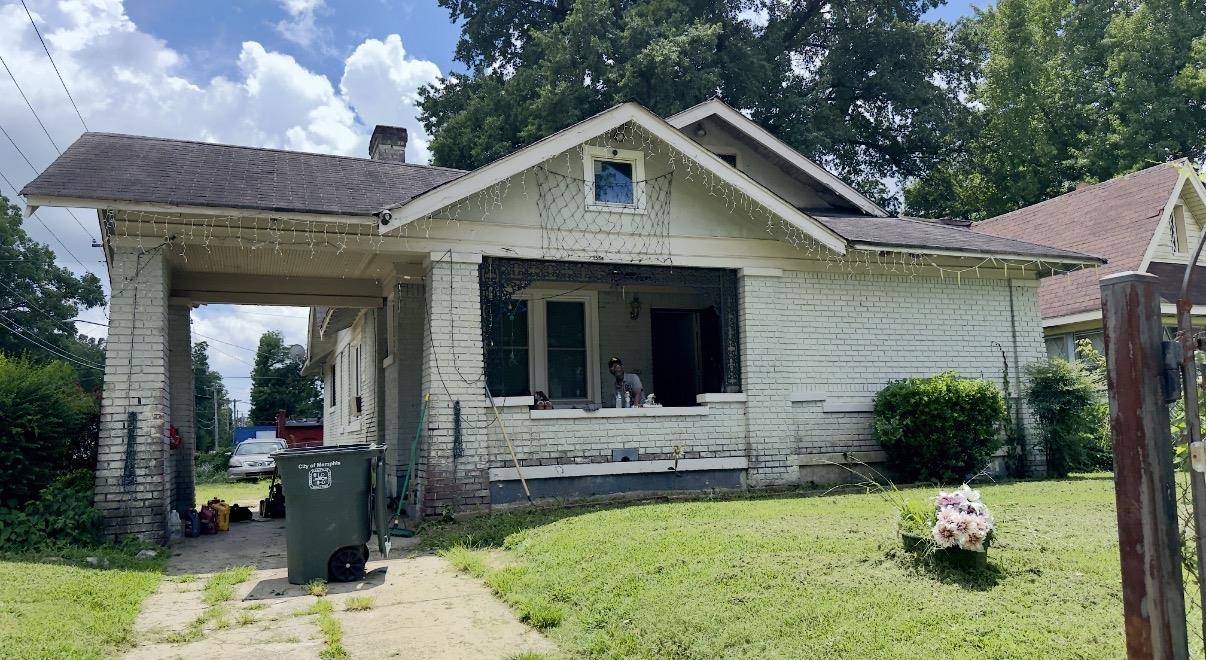 1551 Waverly Ave Property Photo 1