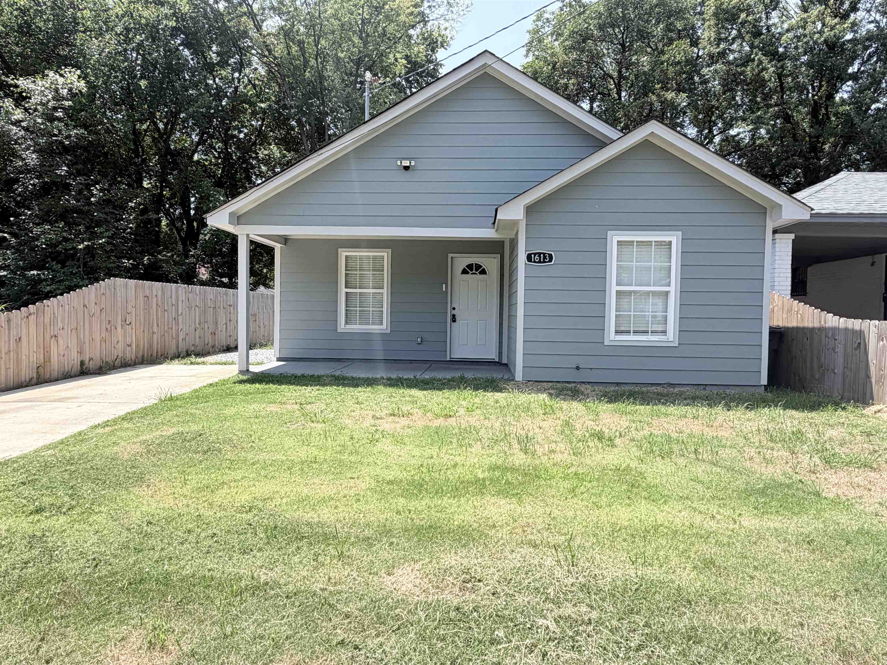1613 LOCUST ST Property Photo 1