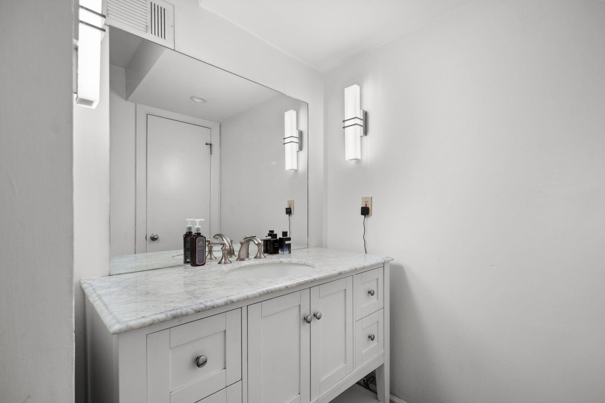 109 N Main St 1602 Property Photo 28