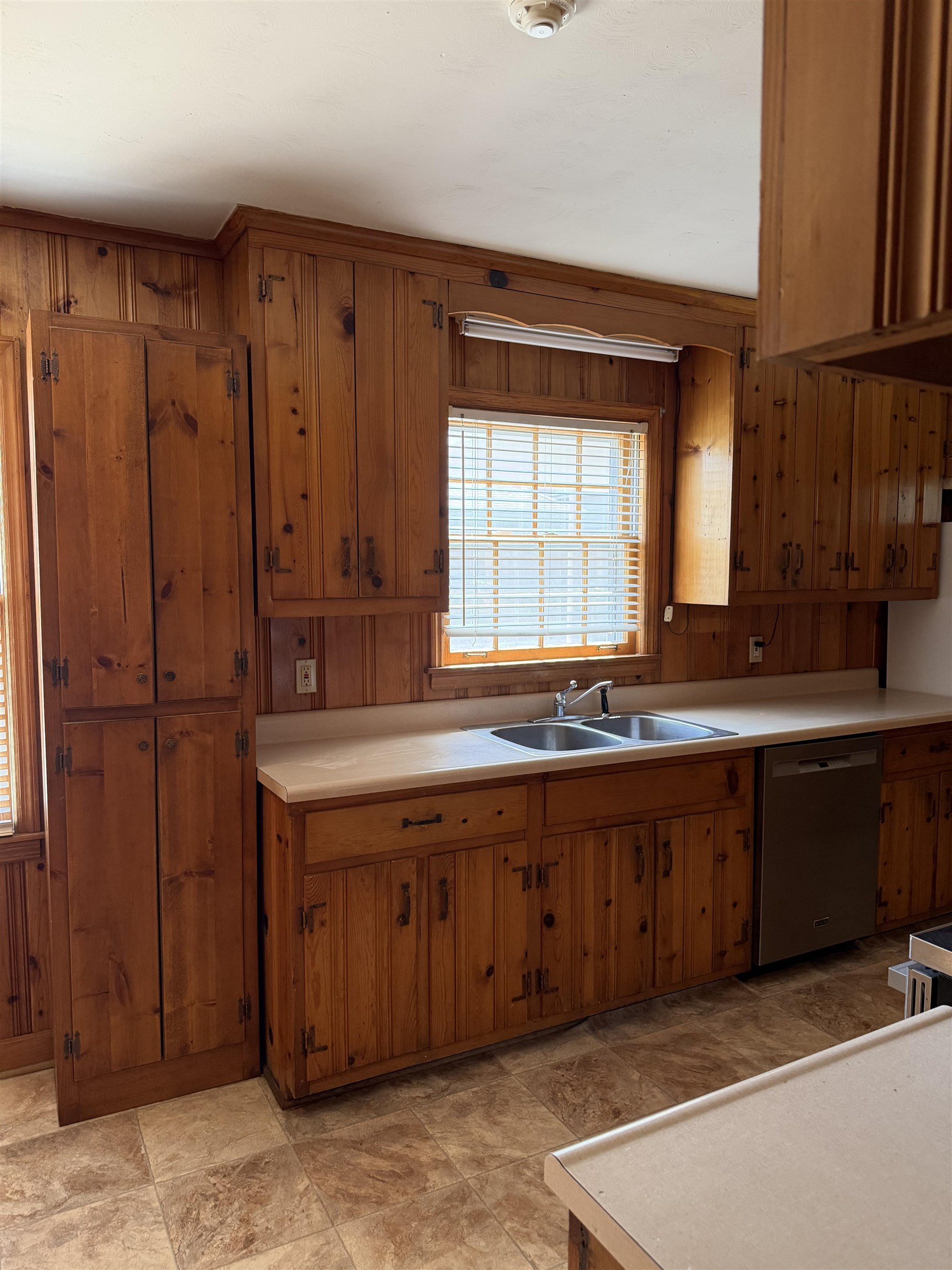 5327 Quince Rd Property Photo 4