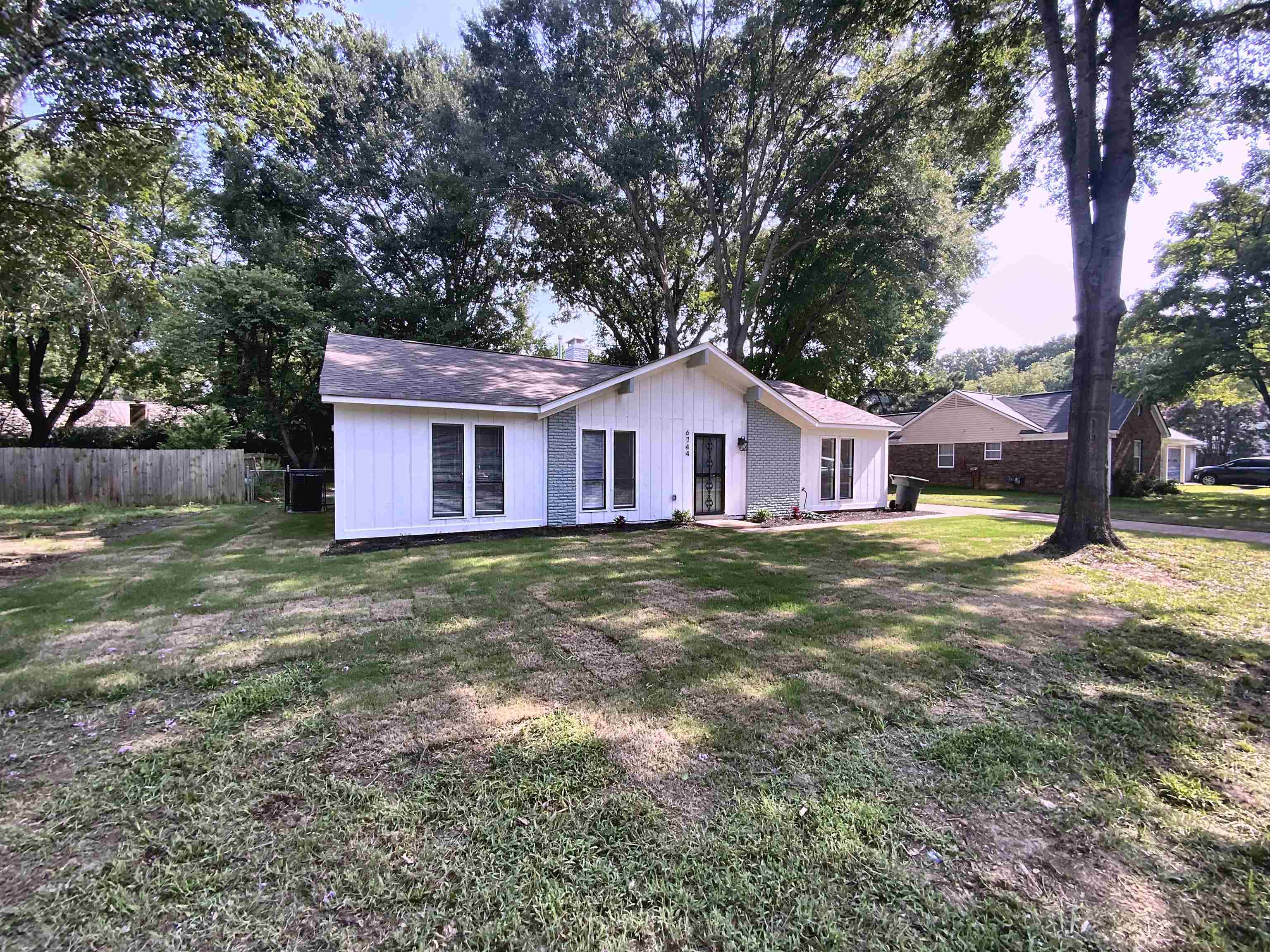 6744 Bainbridge Dr Property Photo 2