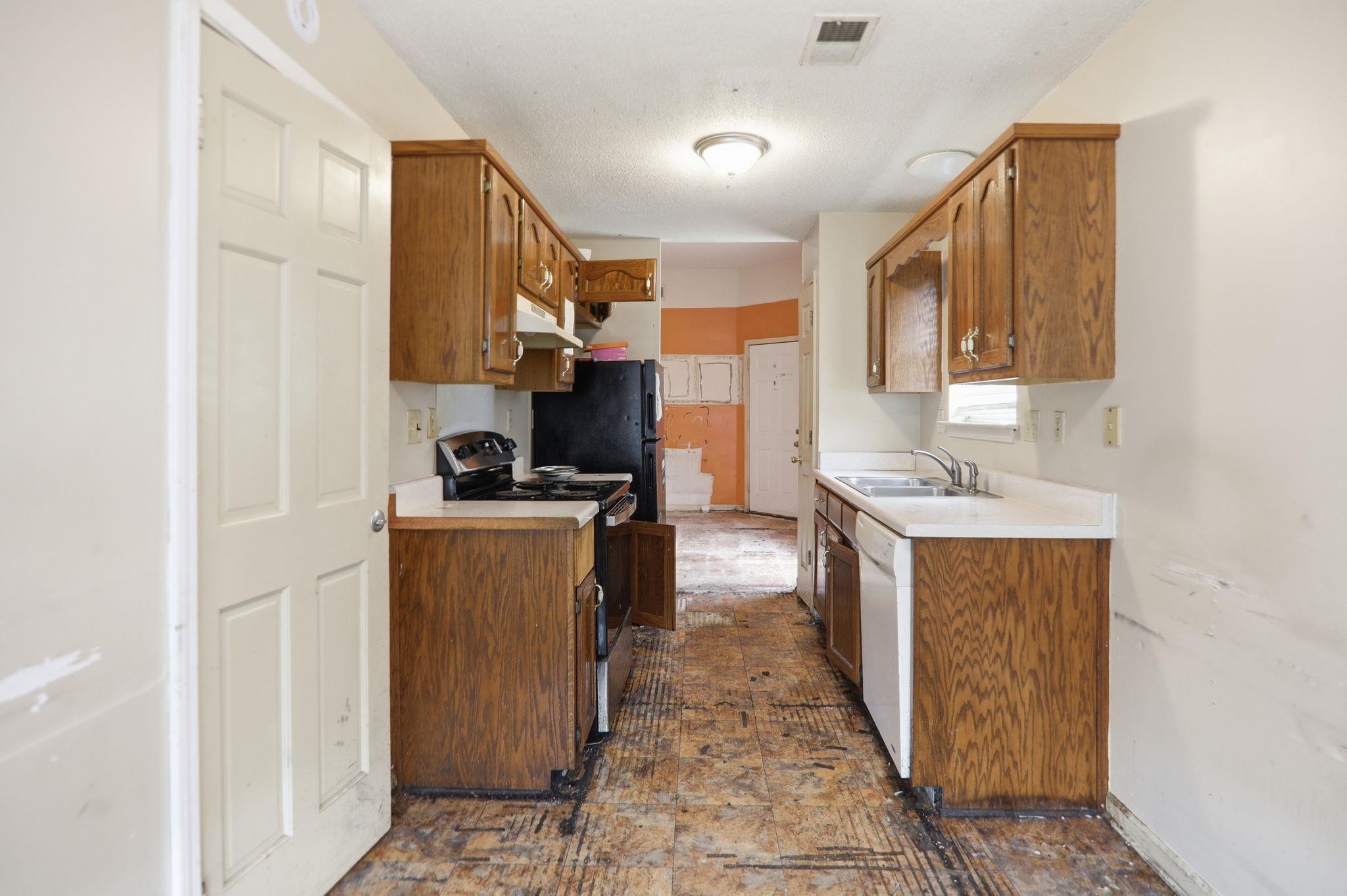 1838 Winship Dr Property Photo 3