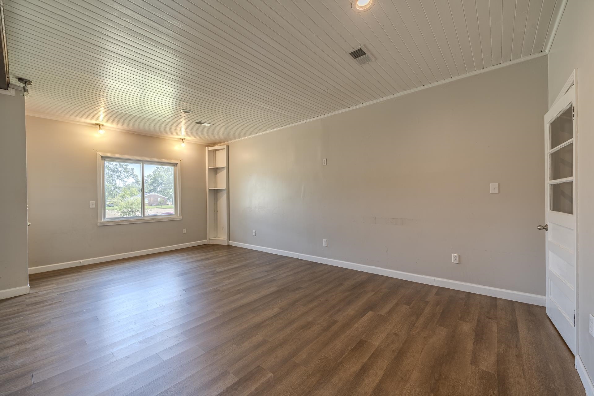 111 N Elm St Property Photo 18