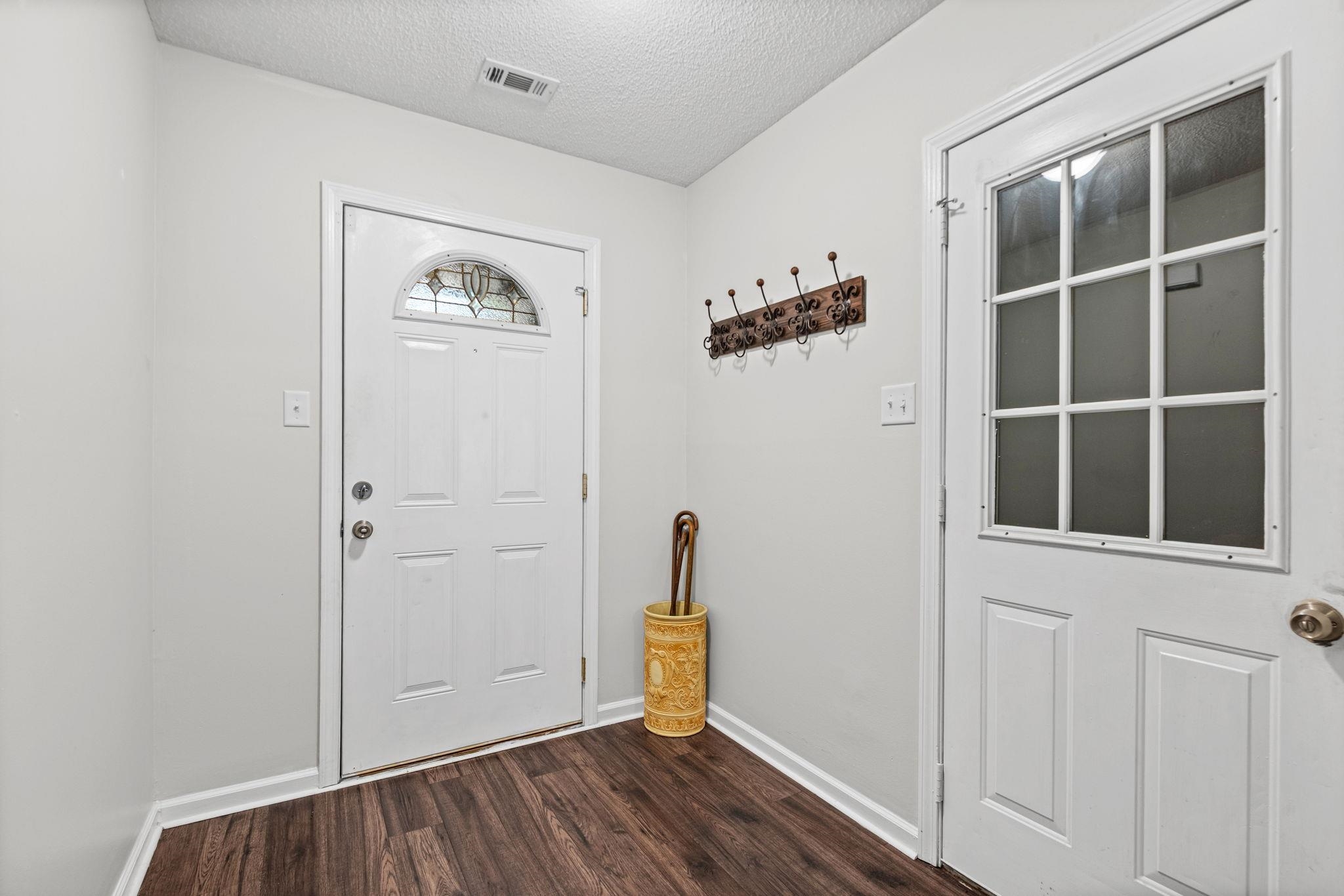 7947 Sandywood Ln Property Photo 3