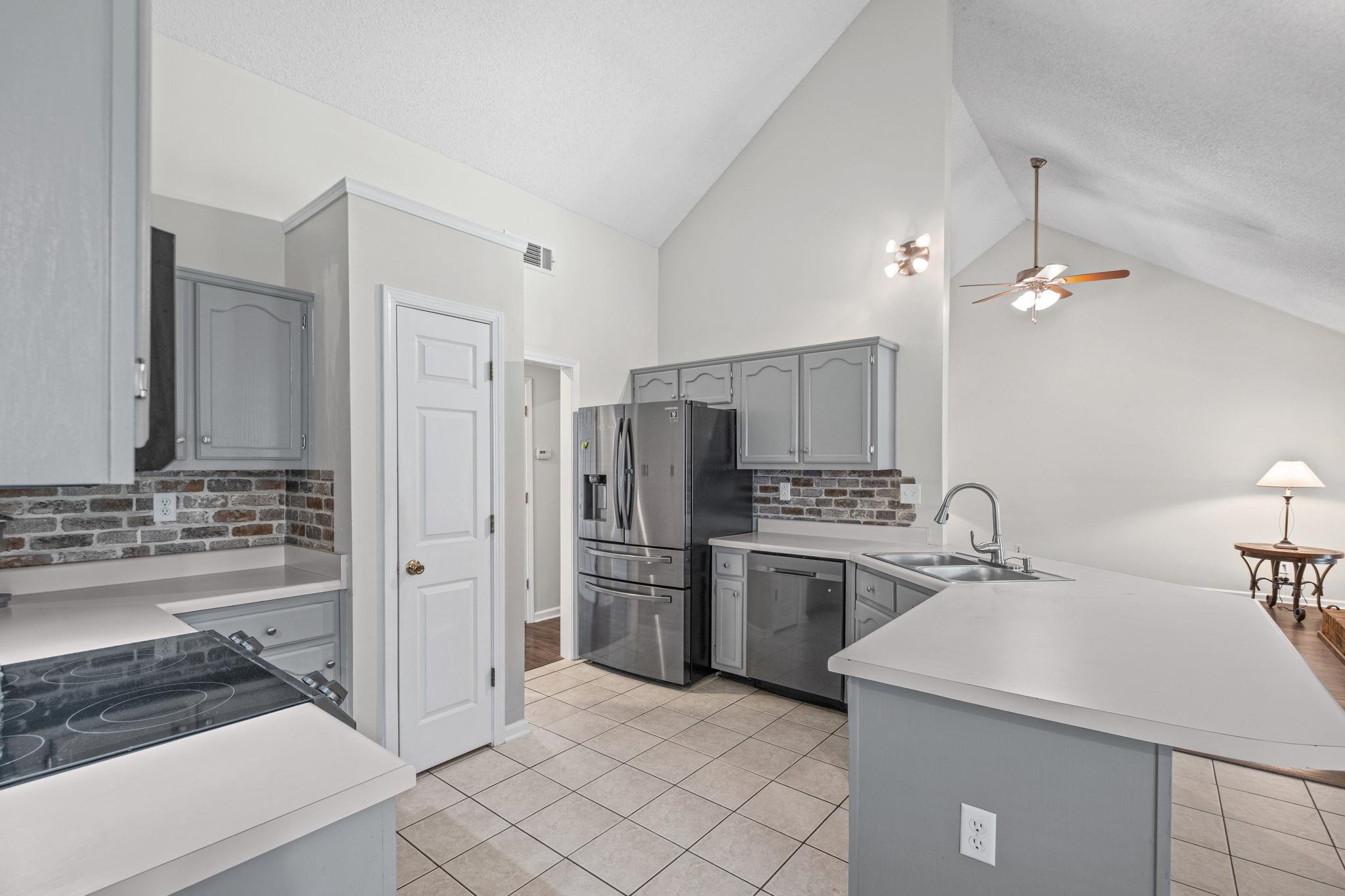 7947 Sandywood Ln Property Photo 8