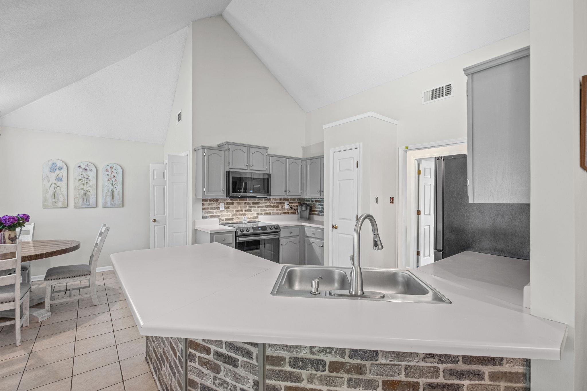 7947 Sandywood Ln Property Photo 10