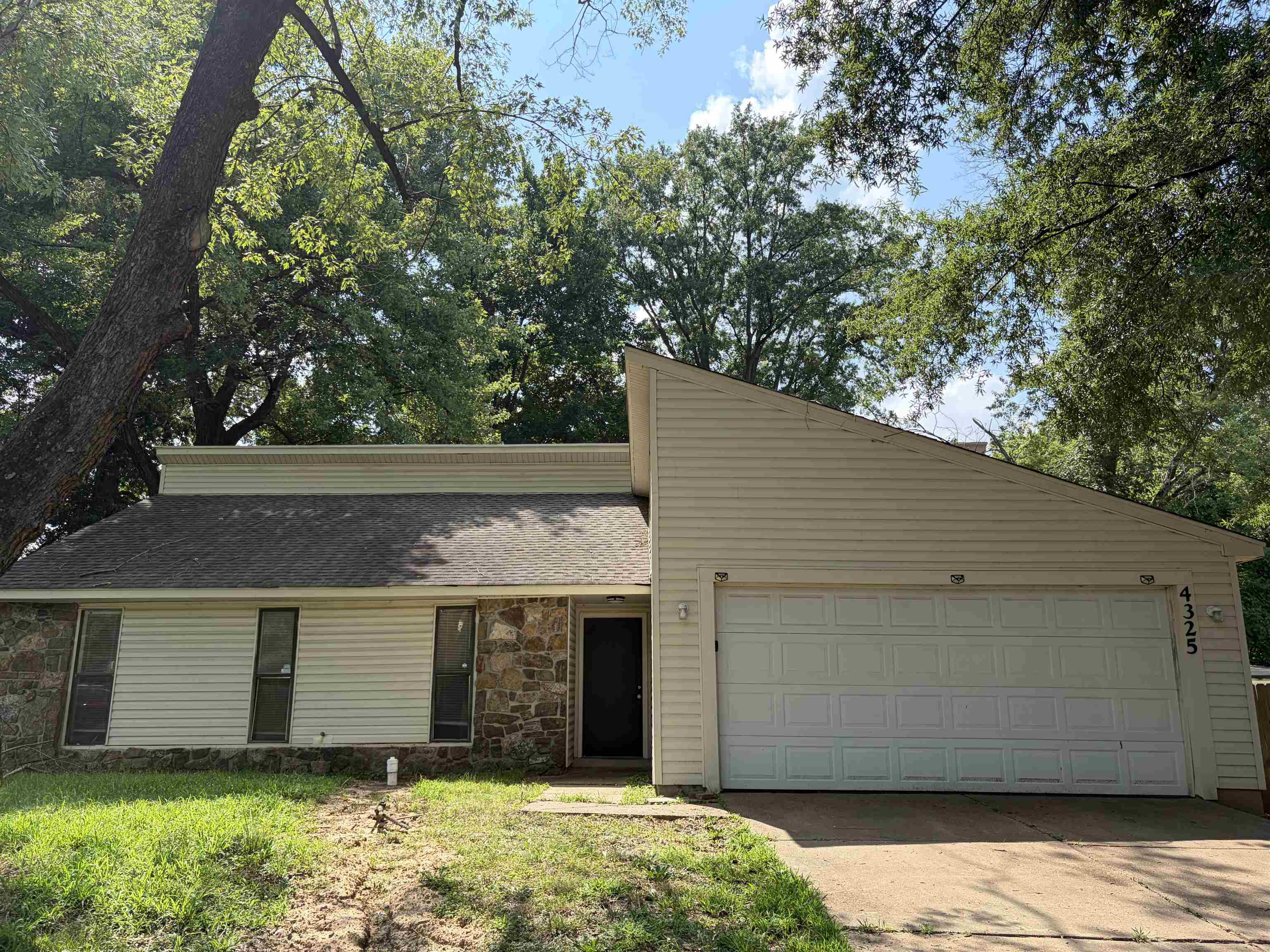 4325 KERWIN DR Property Photo 1
