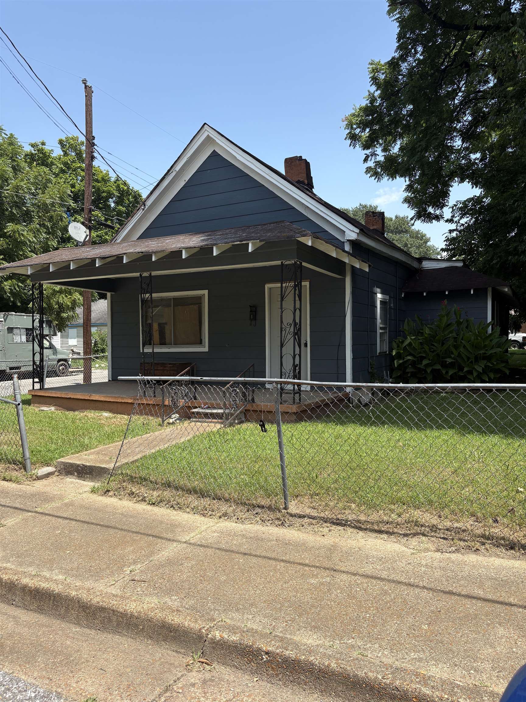 1836 Farrington St Property Photo 1