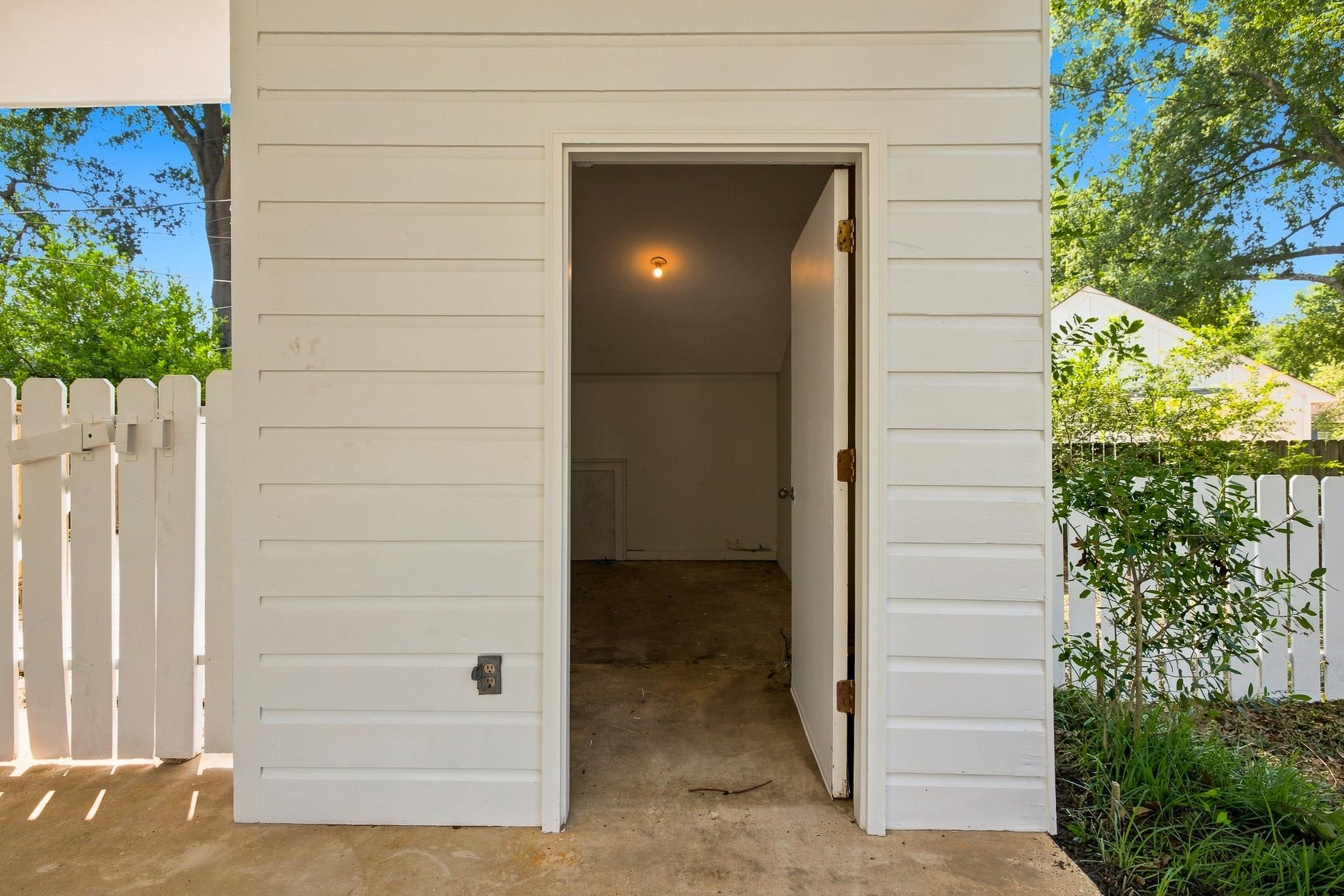 3803 N Montclair Dr Property Photo 2