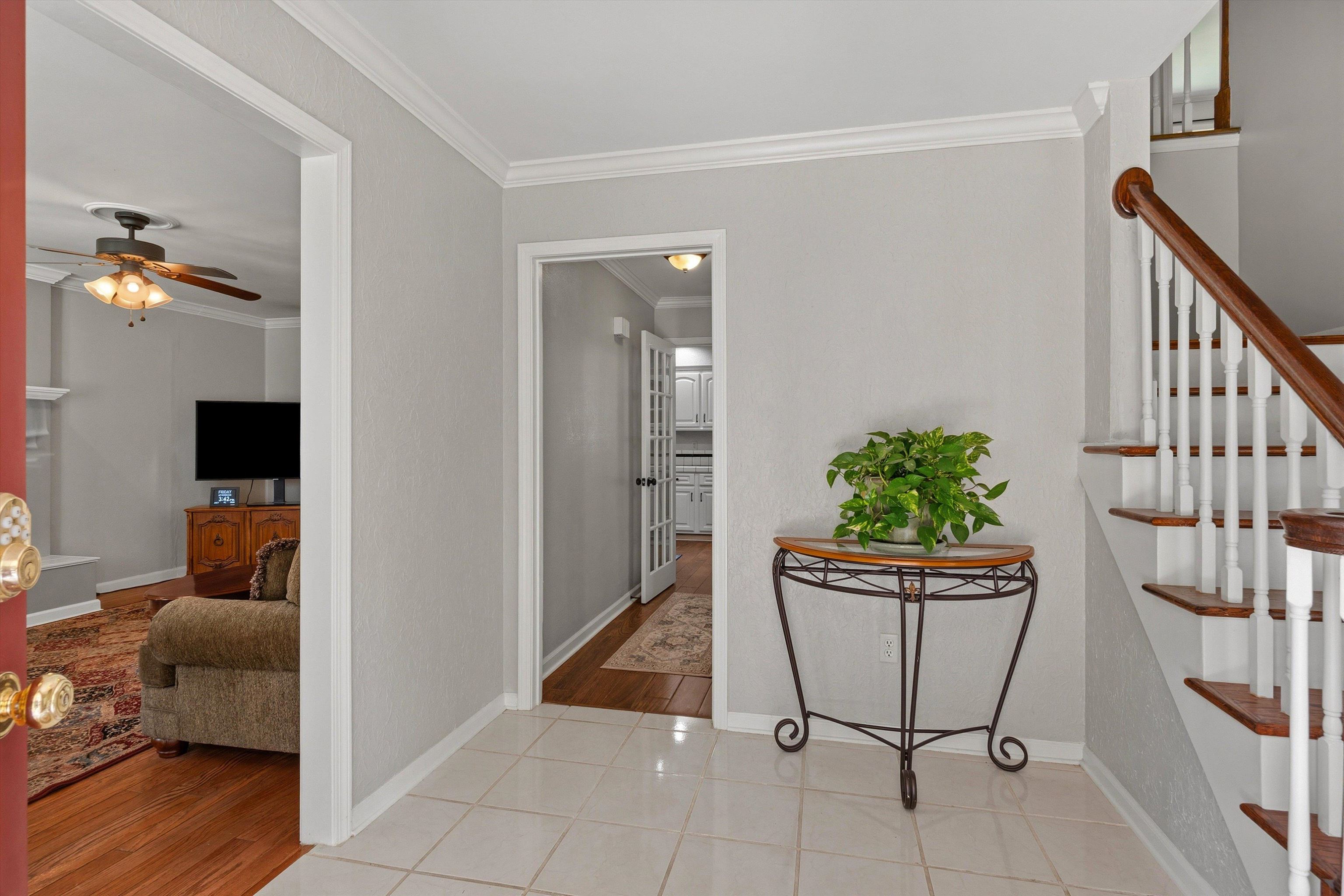 7472 Mill Run Dr Property Photo 3