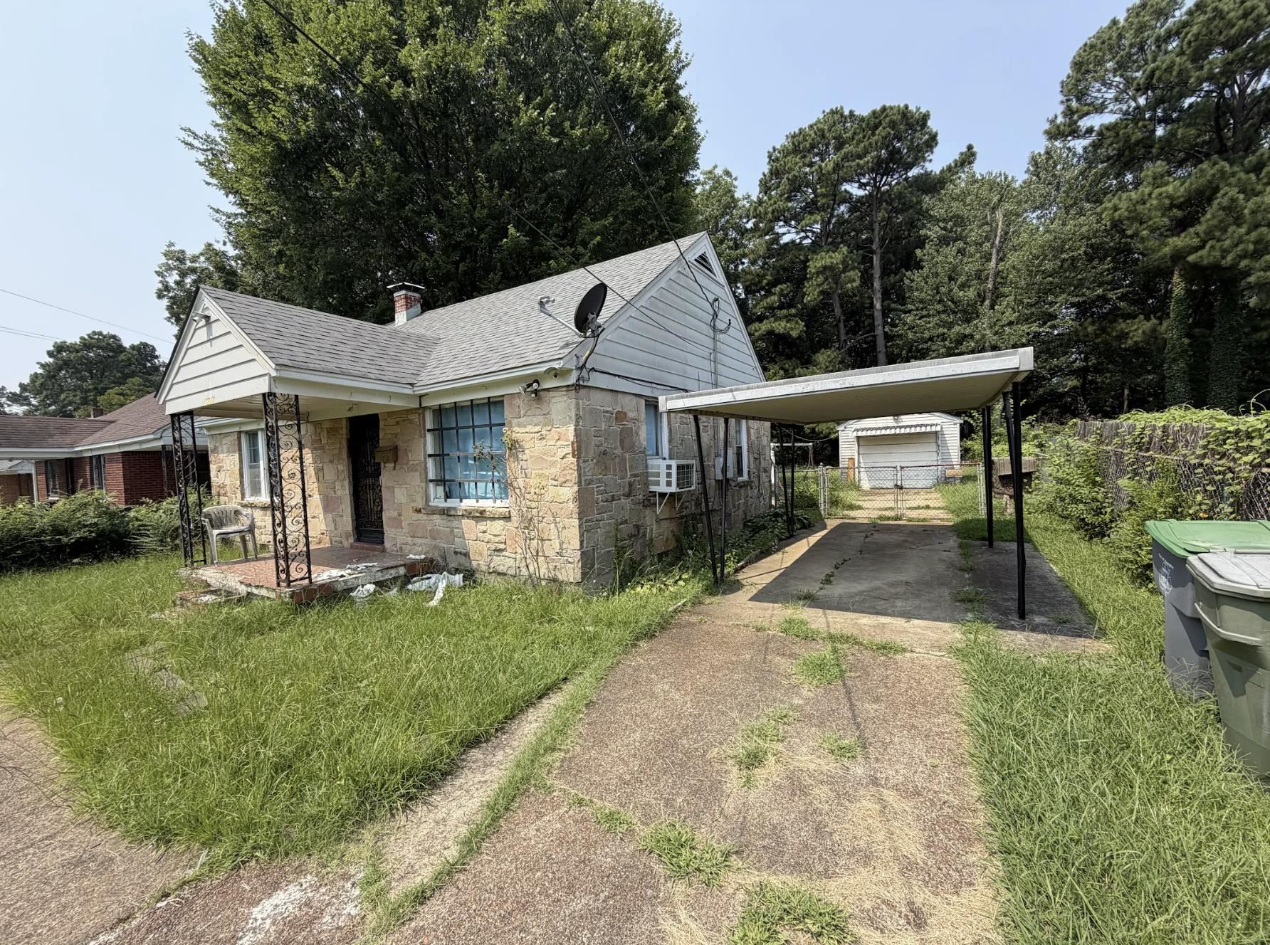 1717 Robin Hood Ln Property Photo 2