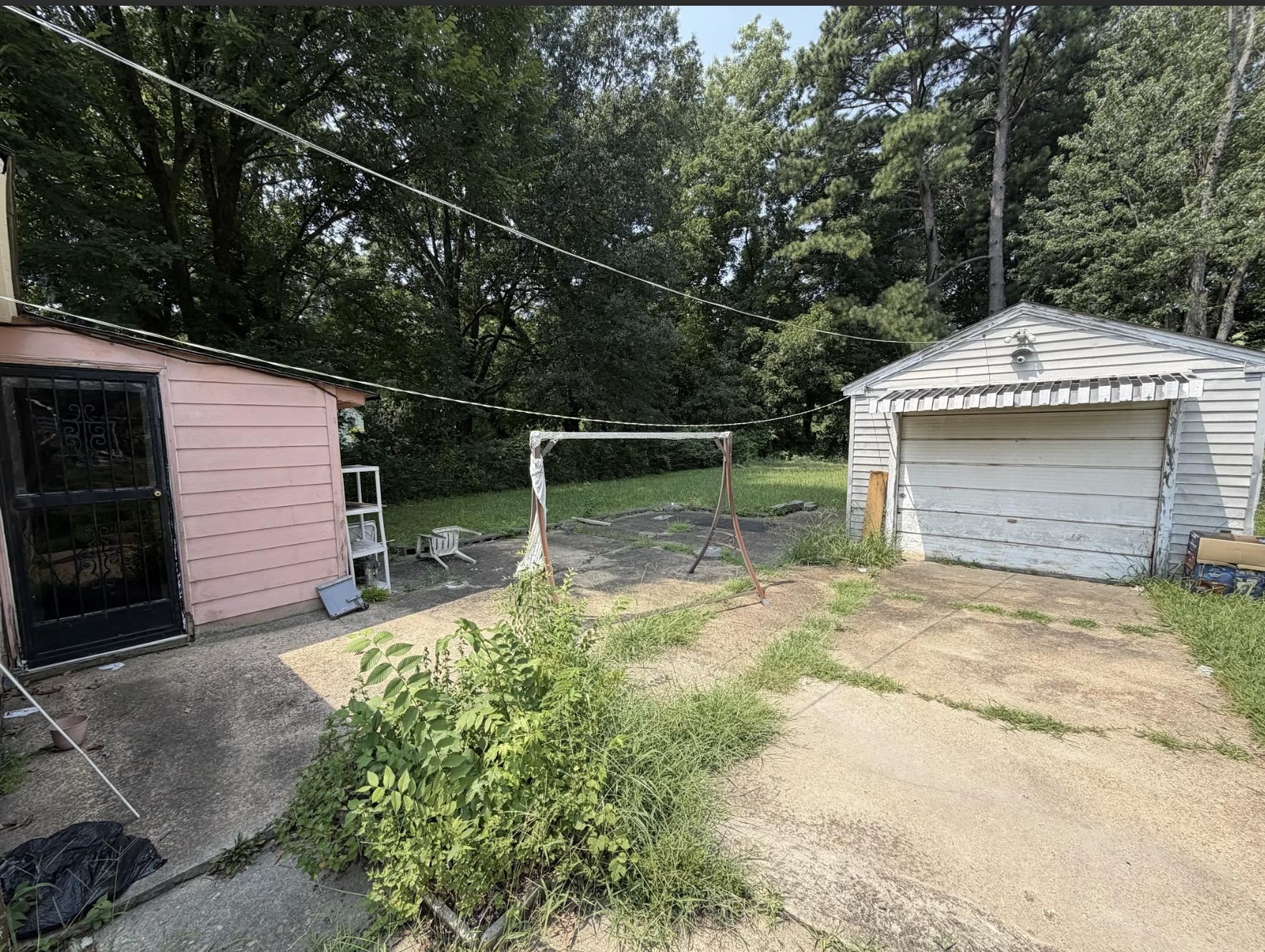 1717 Robin Hood Ln Property Photo 3