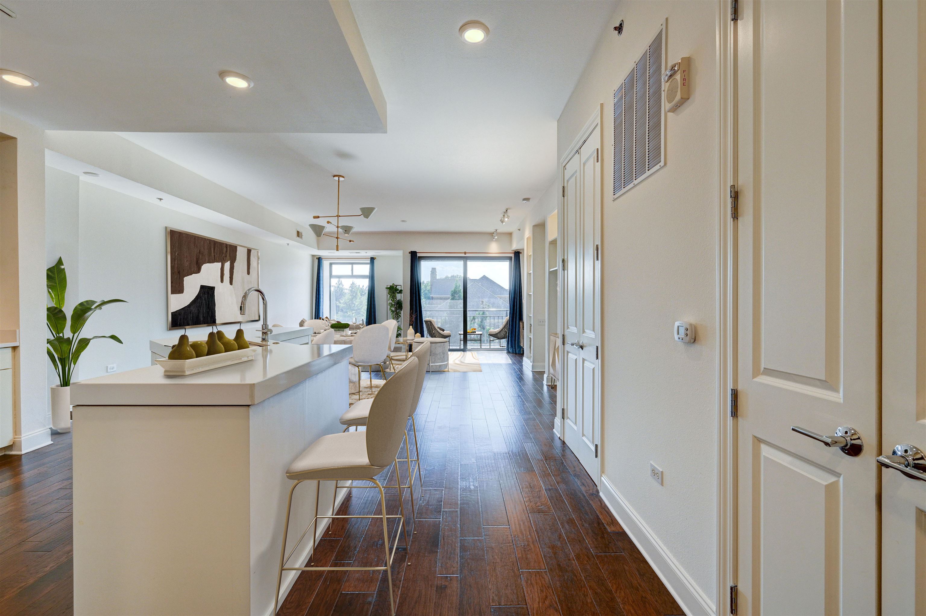 717 S Riverside Dr 206 Property Photo 4