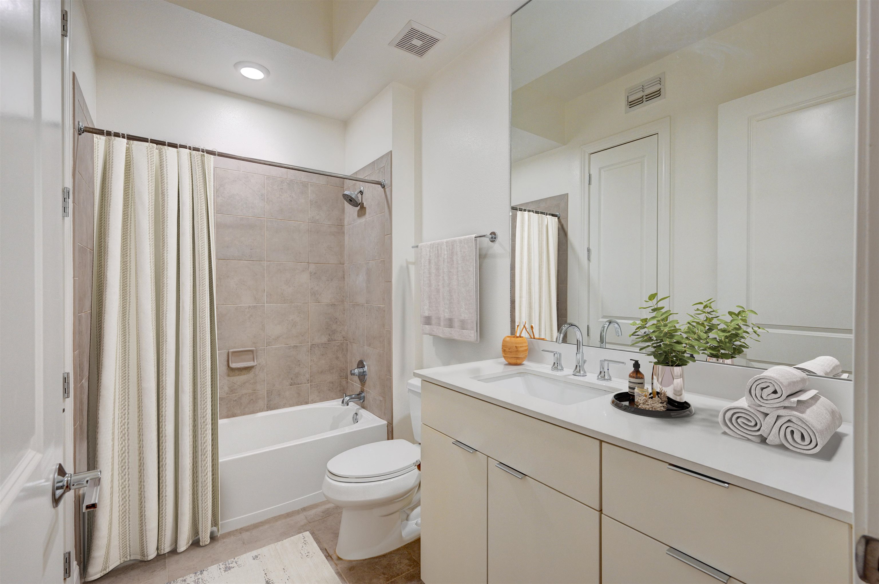 717 S Riverside Dr 206 Property Photo 15