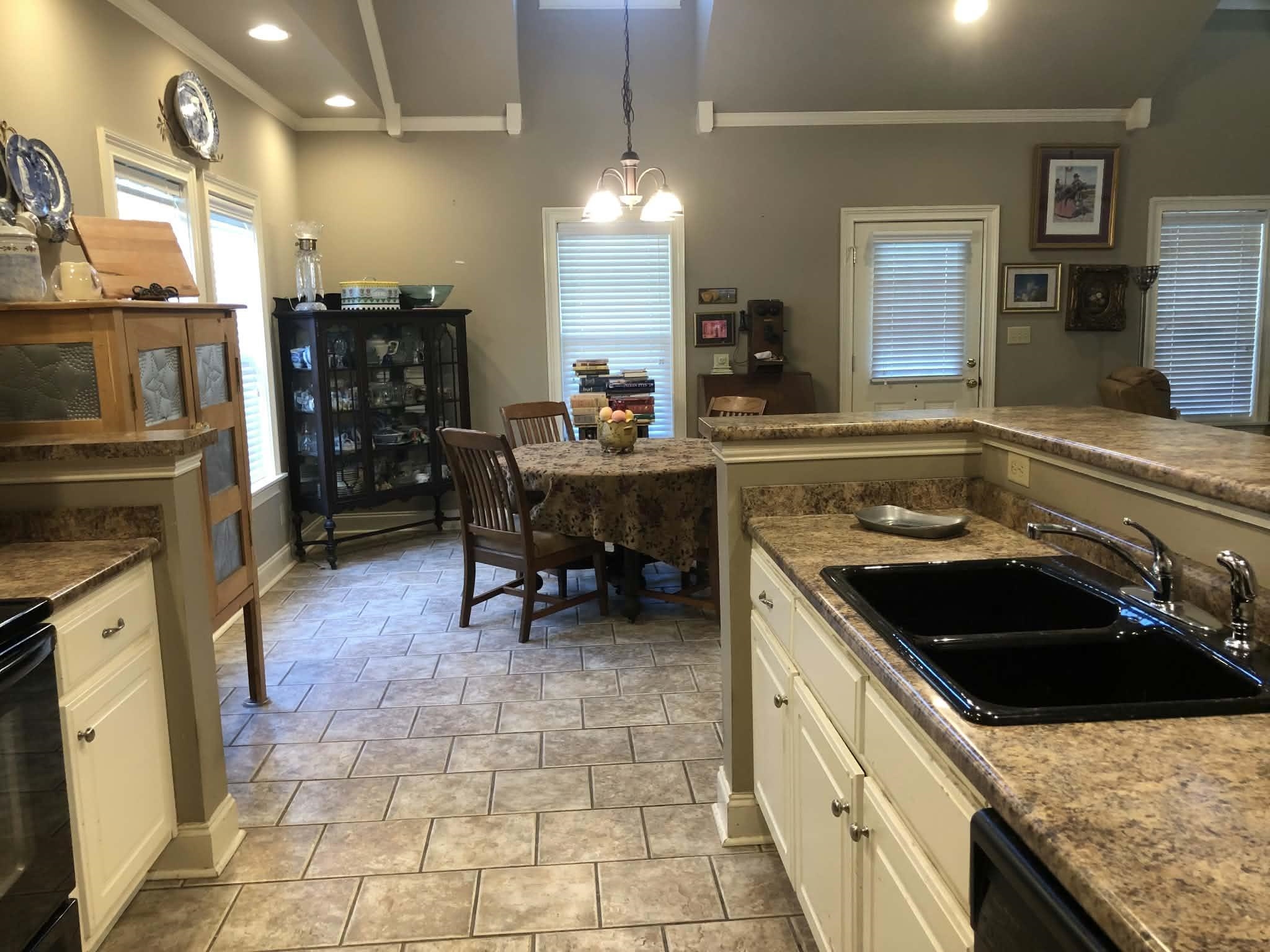17 Connie Ct Property Photo 9