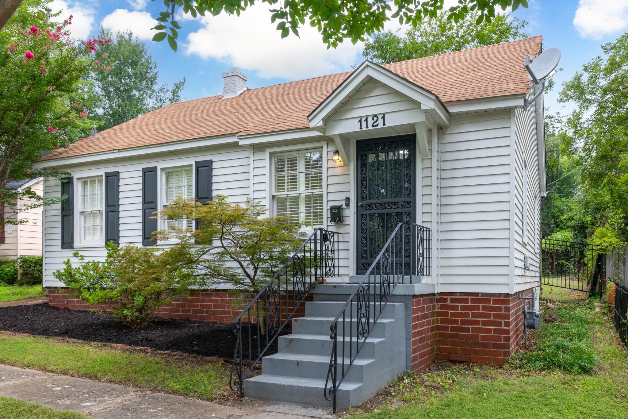 1121 WILL SCARLET RD Property Photo 1