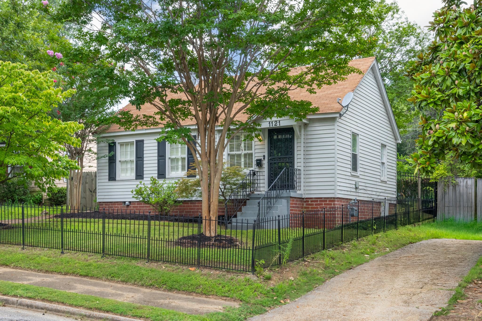 1121 Will Scarlet Rd Property Photo 2