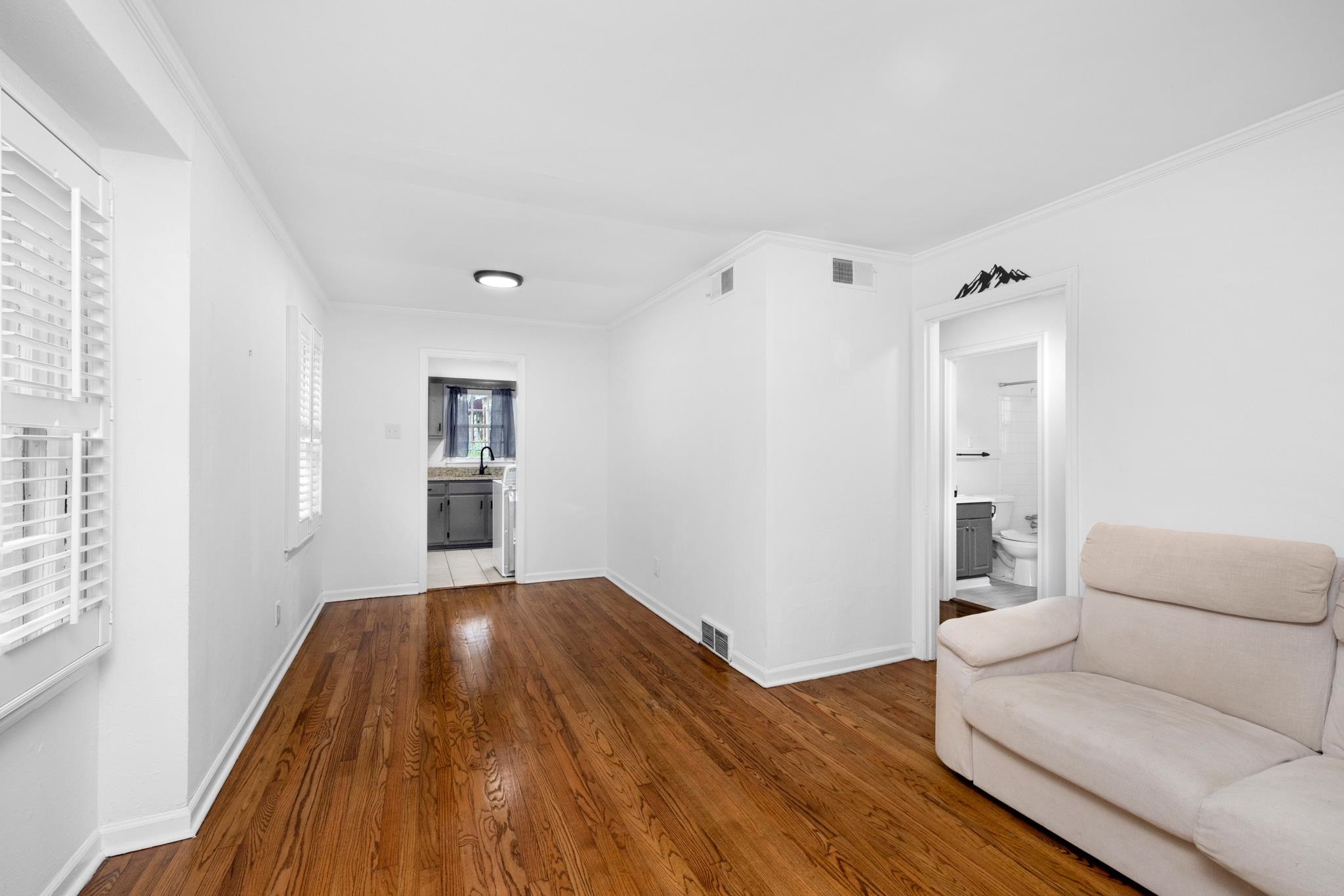 1121 Will Scarlet Rd Property Photo 4