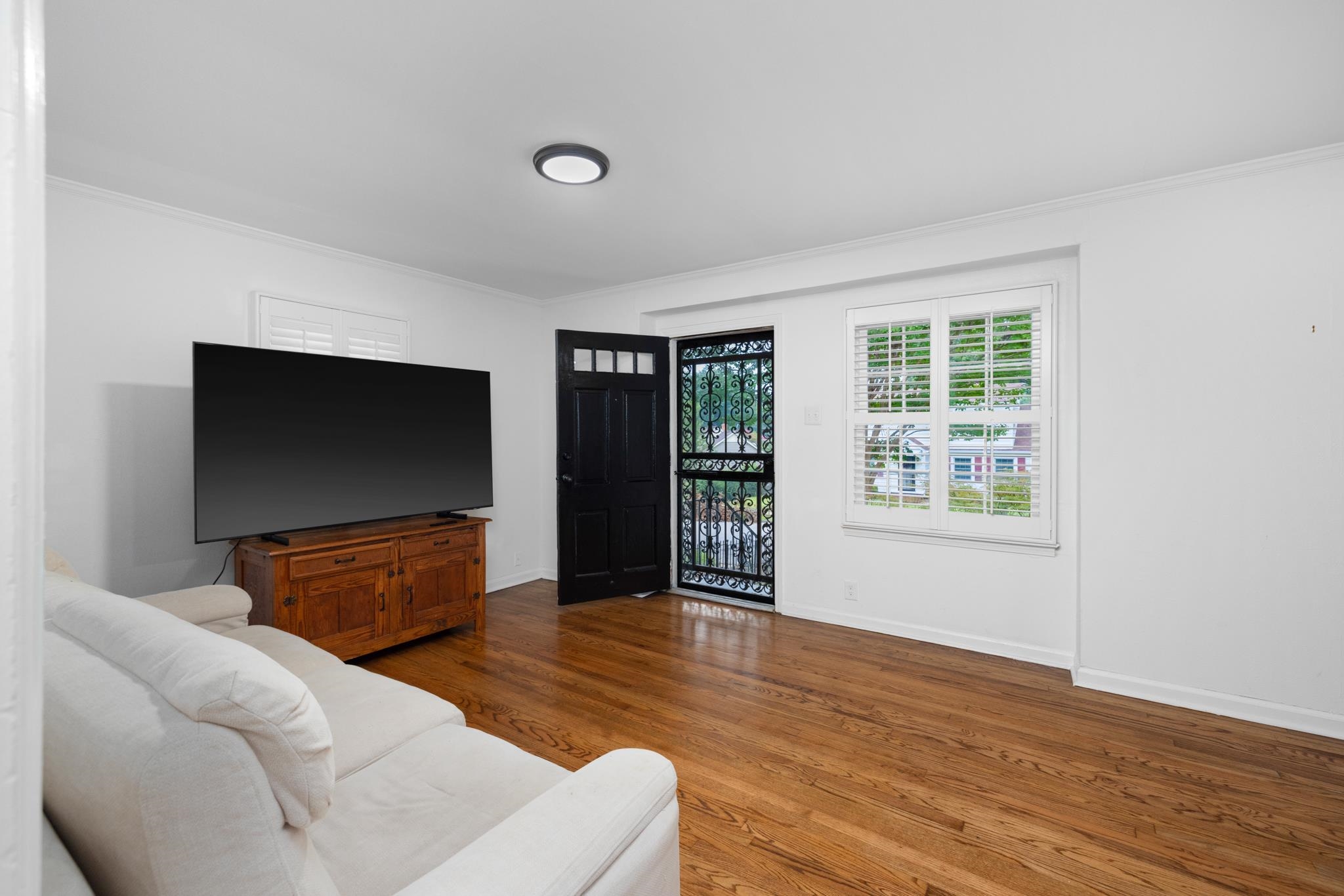 1121 Will Scarlet Rd Property Photo 5