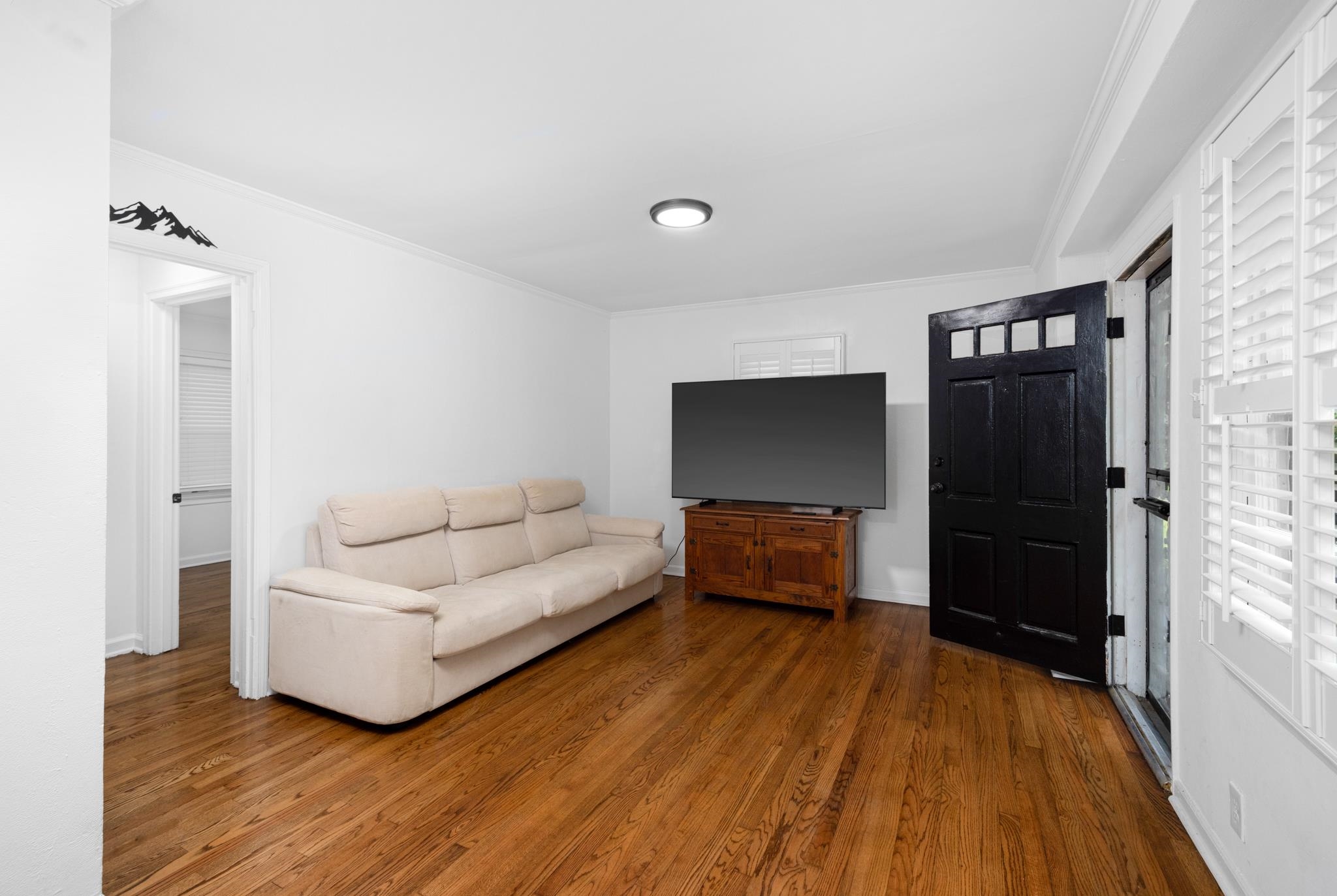 1121 Will Scarlet Rd Property Photo 6
