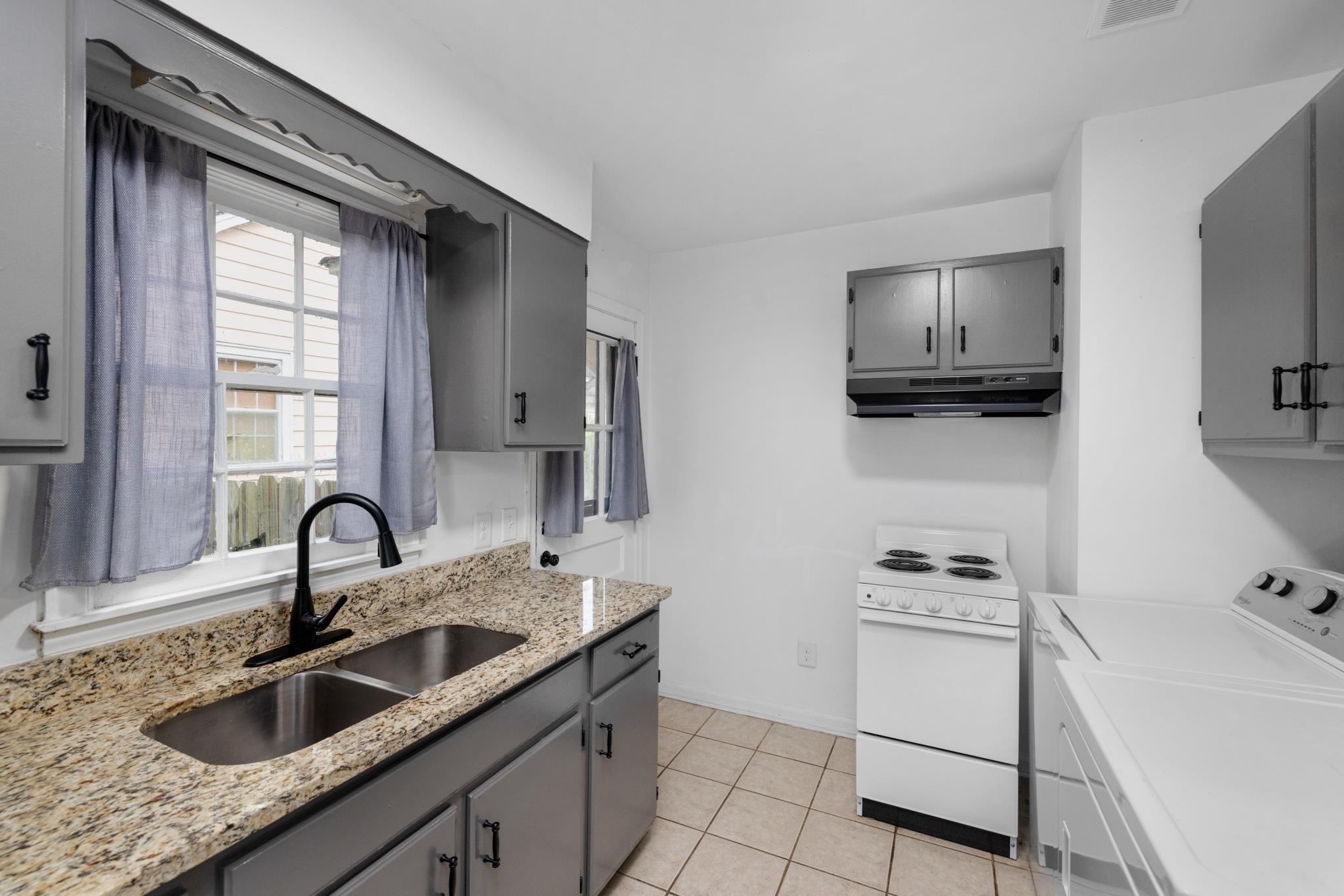1121 Will Scarlet Rd Property Photo 8