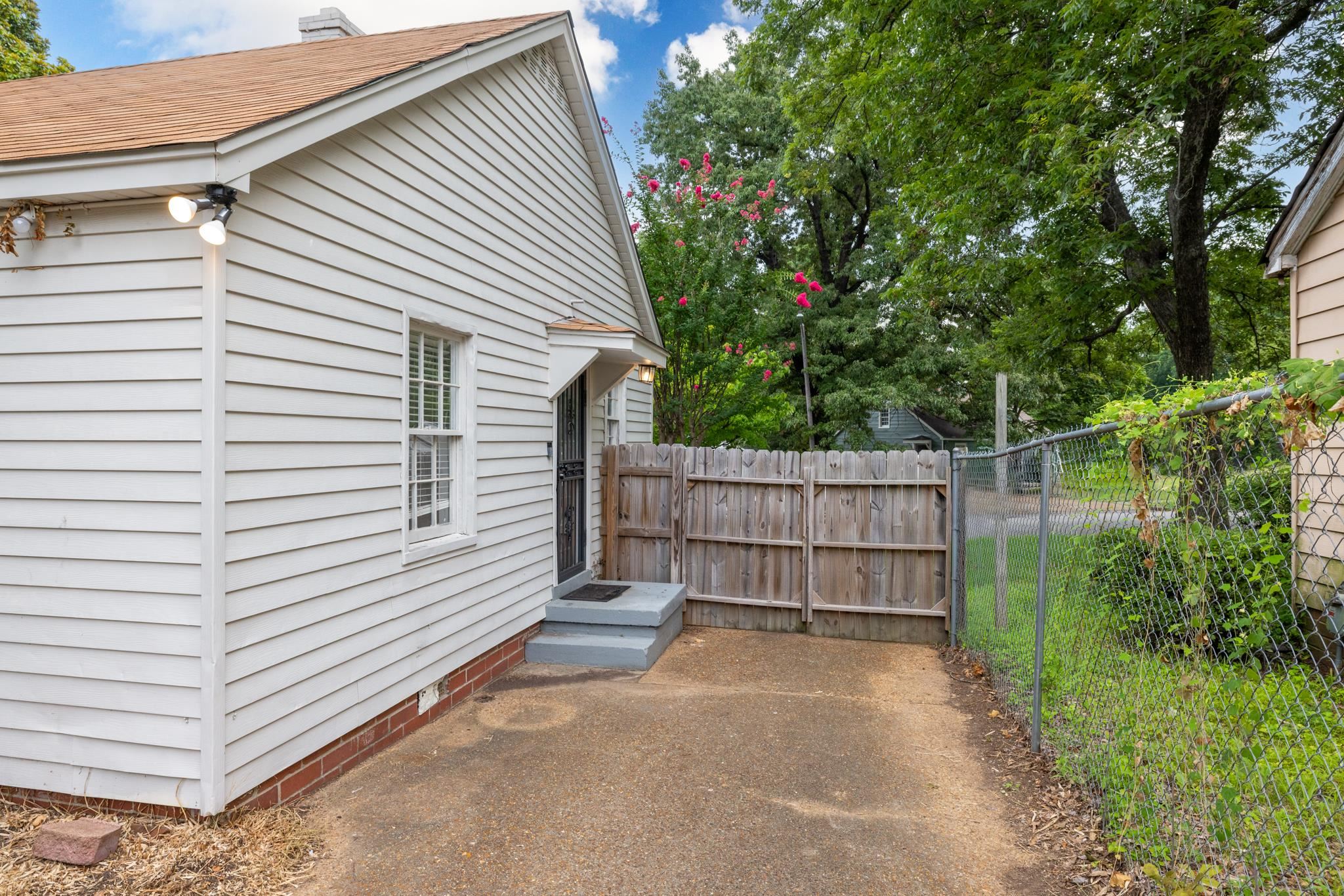 1121 Will Scarlet Rd Property Photo 15