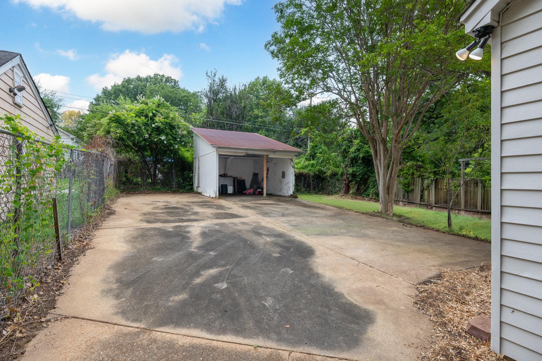 1121 Will Scarlet Rd Property Photo 16
