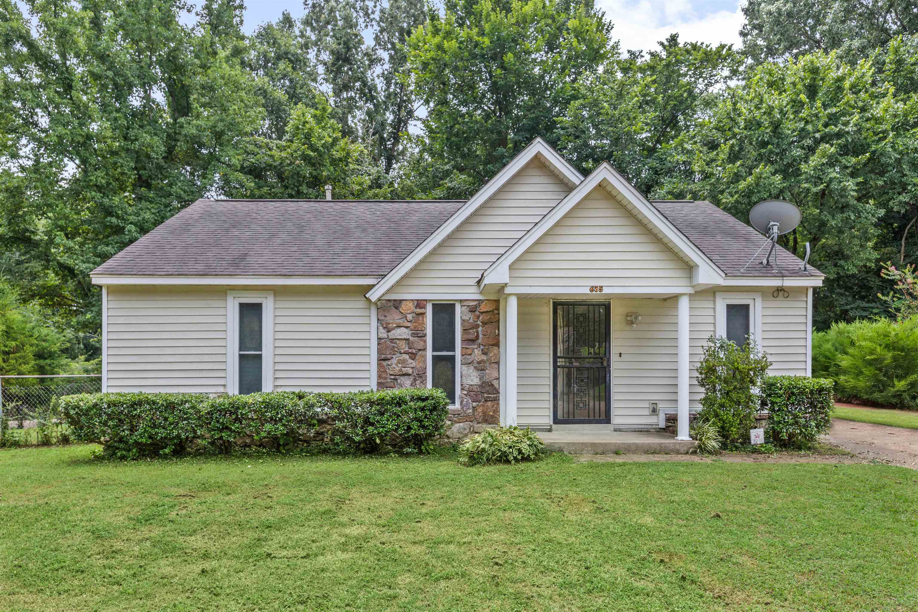 685 MCWHIRTER AVE Property Photo 1
