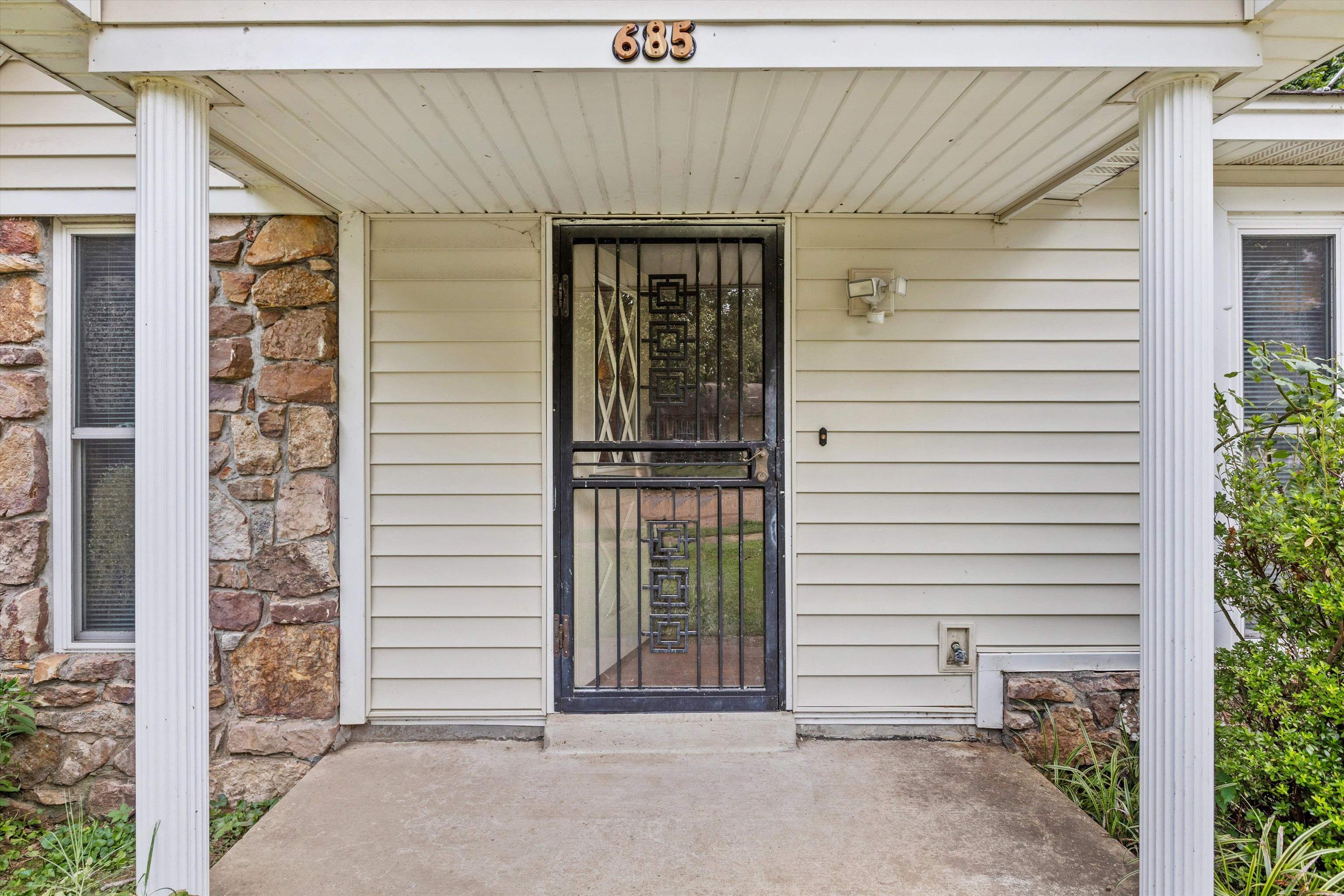685 Mcwhirter Ave Property Photo 3