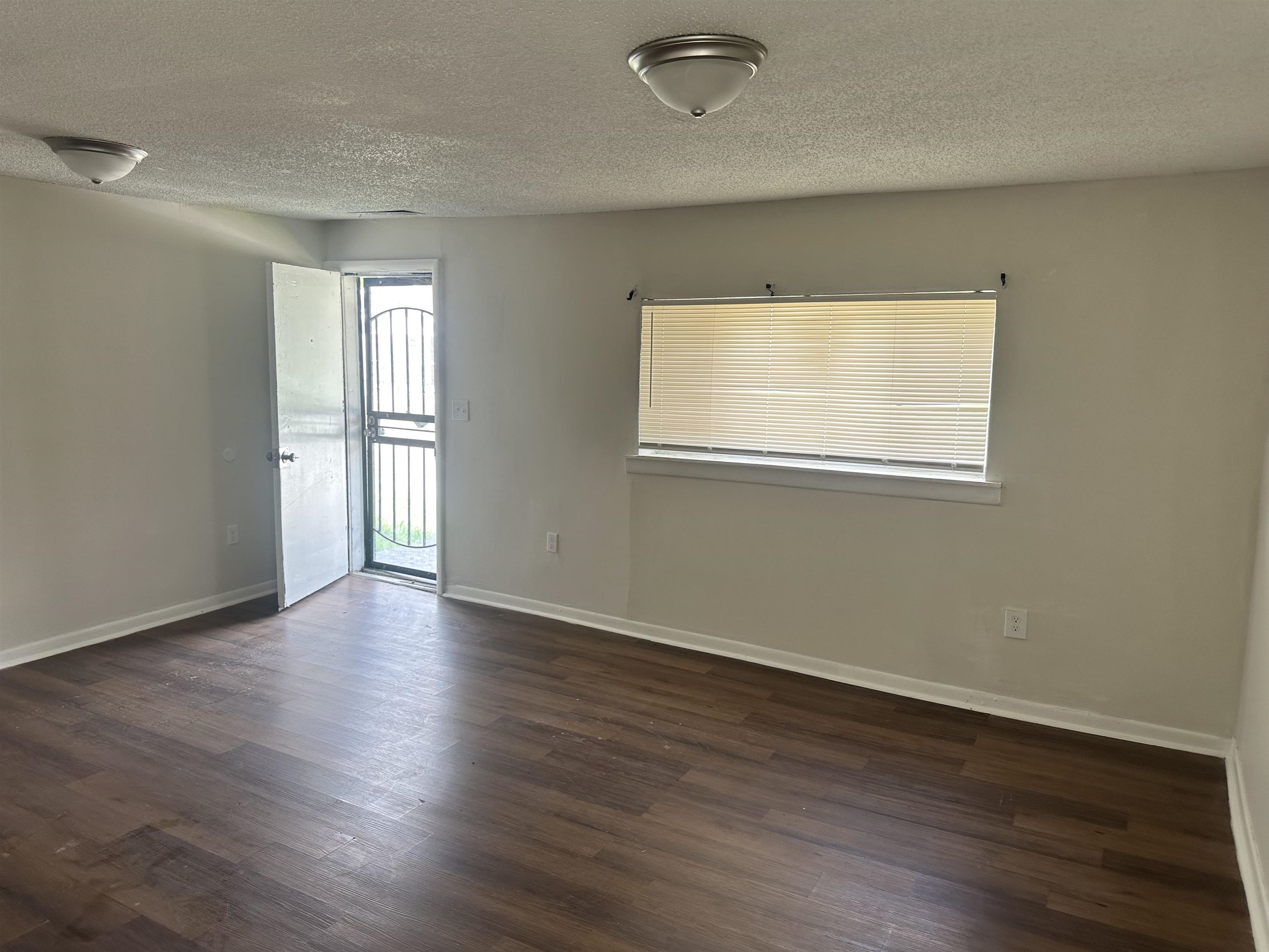 1539 Barton St Property Photo 4