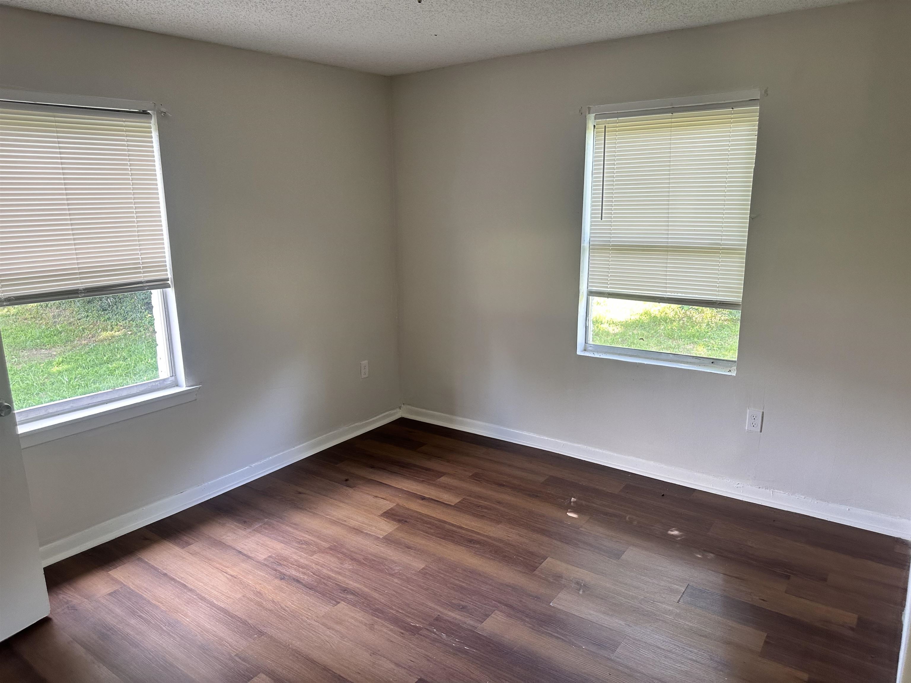 1539 Barton St Property Photo 11