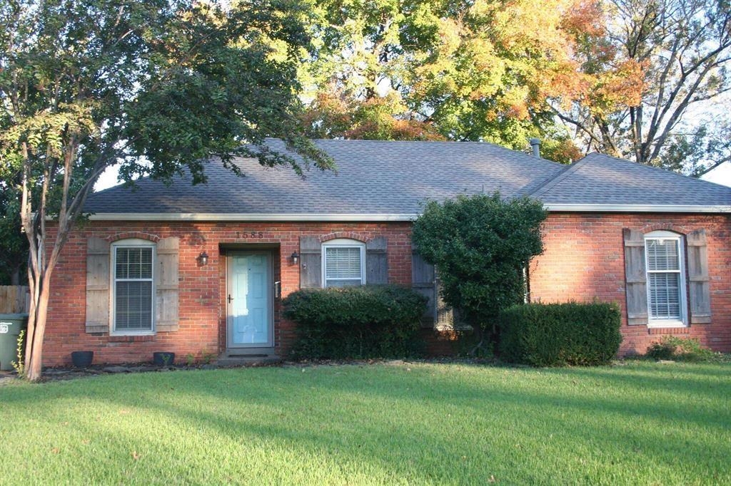 1588 Dorset Dr Property Photo 2
